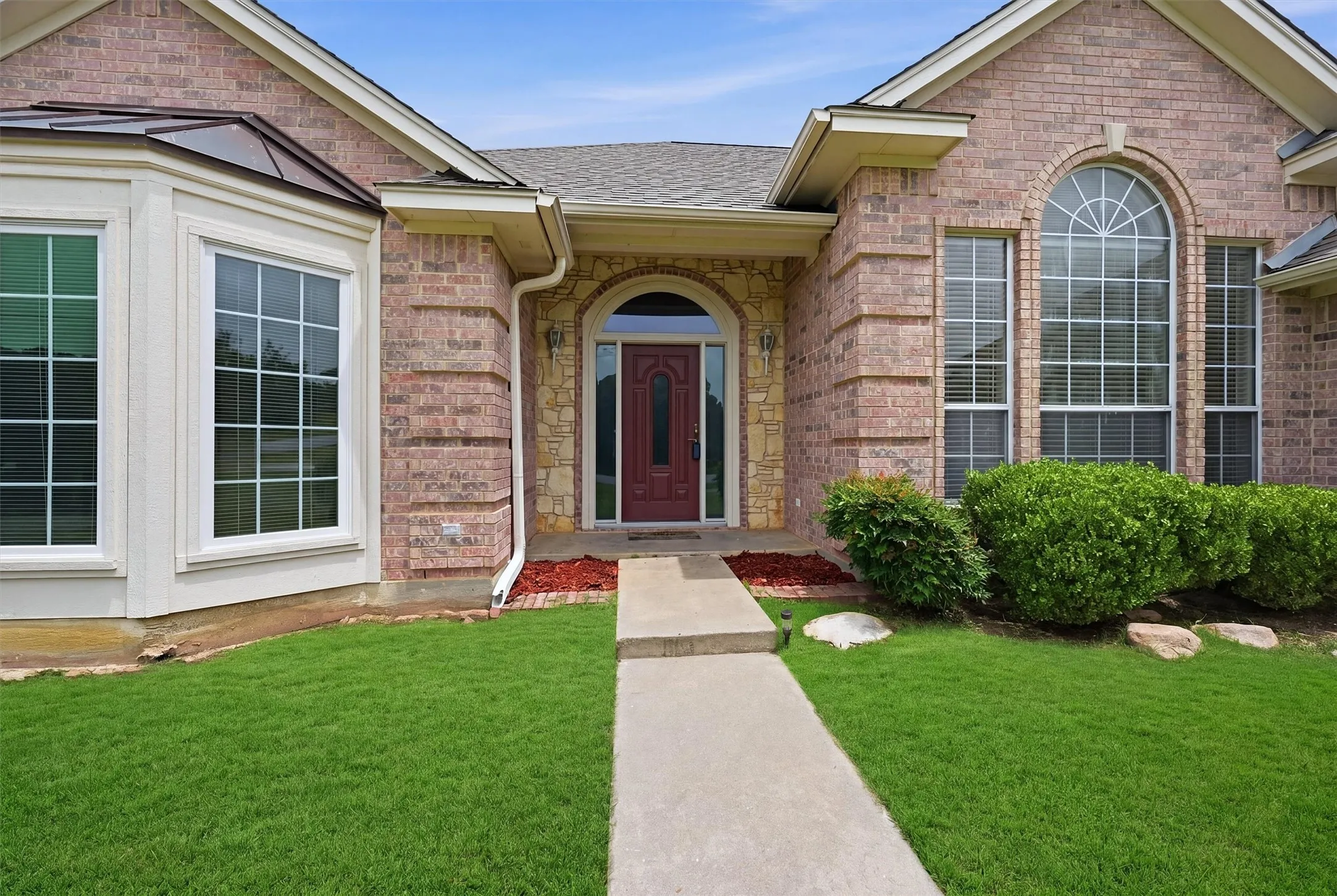 Single Family Residence For Sale in Grayson County , 1005 Catalina Drive, Bells, Texas 75414, 3 Bedroom, 2 Bathroom, 2 Garage spaces, 2,119 Sqft, built in 1999, mls#21282349, Real Estate Agent in Bells, Homes For Sale in Grayson county, Homes For Sale in Bells, Realtor in Bells Texas, Real Estate Brokerage Independent Realty Texas, Luminita Cordes Realtor