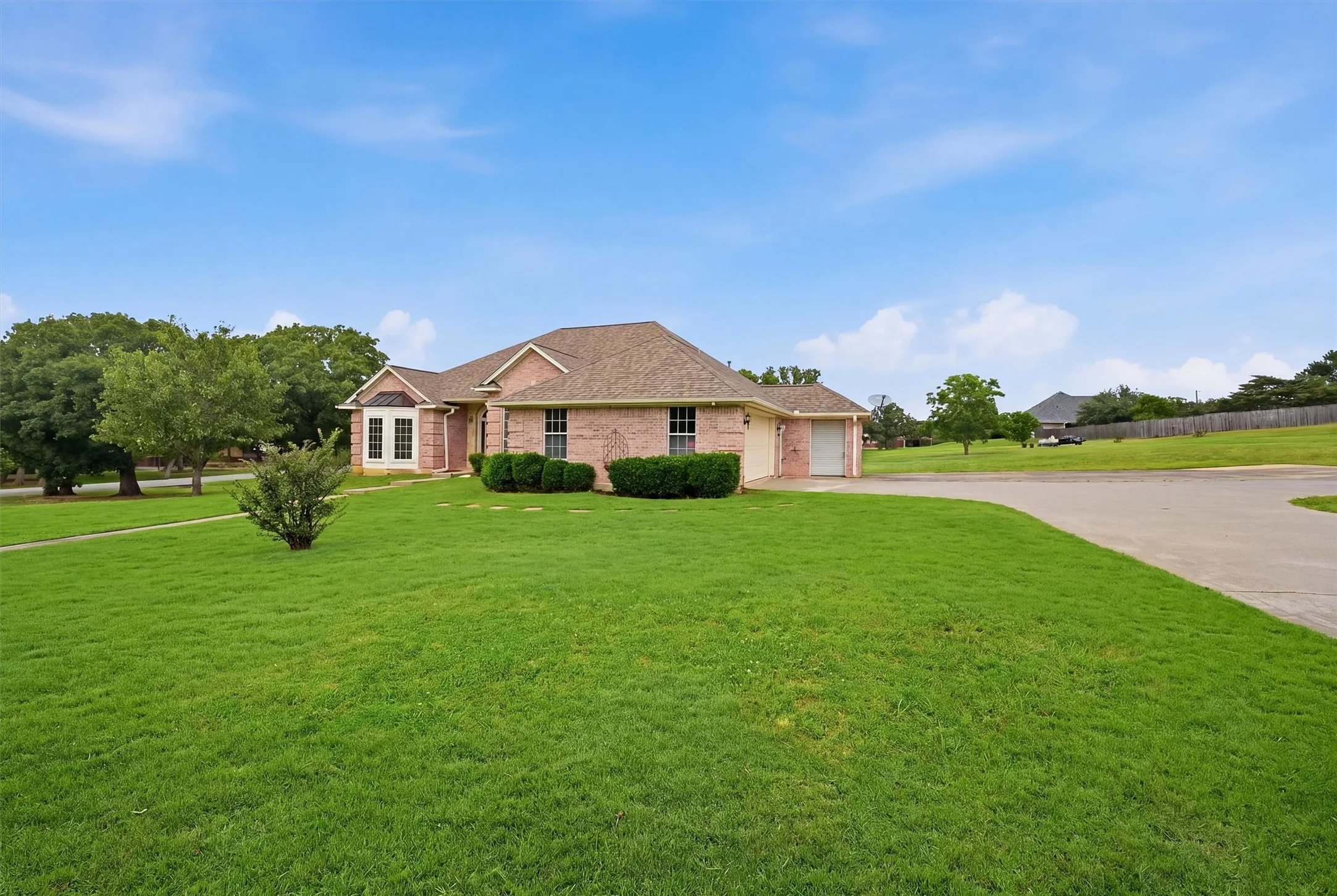 Single Family Residence For Sale in Grayson County , 1005 Catalina Drive, Bells, Texas 75414, 3 Bedroom, 2 Bathroom, 2 Garage spaces, 2,119 Sqft, built in 1999, mls#21282349, Real Estate Agent in Bells, Homes For Sale in Grayson county, Homes For Sale in Bells, Realtor in Bells Texas, Real Estate Brokerage Independent Realty Texas, Luminita Cordes Realtor