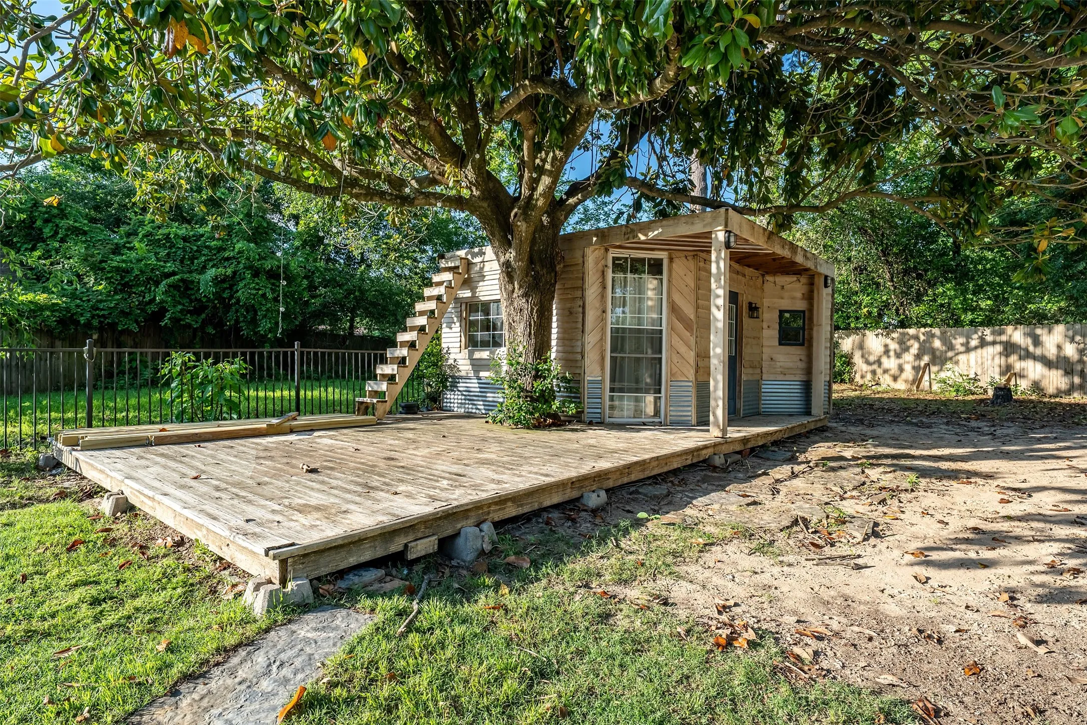 Single Family Residence For Sale in Smith County , 3020 Meadowlark, Tyler, Texas 75701, 3 Bedroom, 2 Bathroom, 1 Garage spaces, 1,919 Sqft, built in 1959, mls#21282377, Real Estate Agent in Tyler, Homes For Sale in Smith county, Homes For Sale in Tyler, Realtor in Tyler Texas, Real Estate Brokerage Independent Realty Texas, Luminita Cordes Realtor