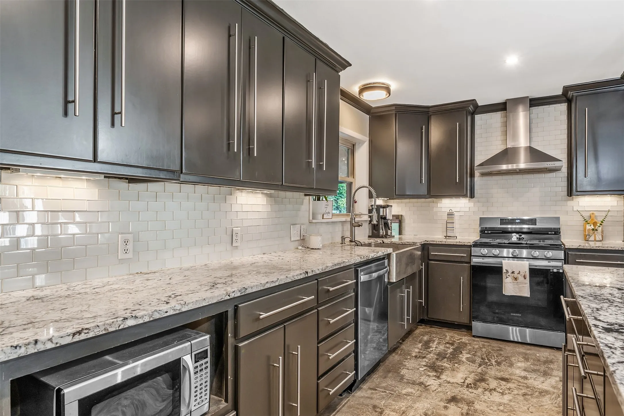 Single Family Residence For Sale in Smith County , 3020 Meadowlark, Tyler, Texas 75701, 3 Bedroom, 2 Bathroom, 1 Garage spaces, 1,919 Sqft, built in 1959, mls#21282377, Real Estate Agent in Tyler, Homes For Sale in Smith county, Homes For Sale in Tyler, Realtor in Tyler Texas, Real Estate Brokerage Independent Realty Texas, Luminita Cordes Realtor