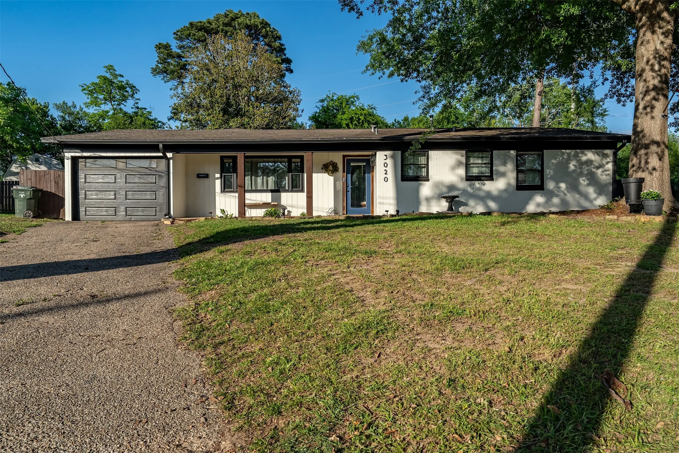 Single Family Residence For Sale in Smith County , 3020 Meadowlark, Tyler, Texas 75701, 3 Bedroom, 2 Bathroom, 1 Garage spaces, 1,919 Sqft, built in 1959, mls#21282377, Real Estate Agent in Tyler, Homes For Sale in Smith county, Homes For Sale in Tyler, Realtor in Tyler Texas, Real Estate Brokerage Independent Realty Texas, Luminita Cordes Realtor
