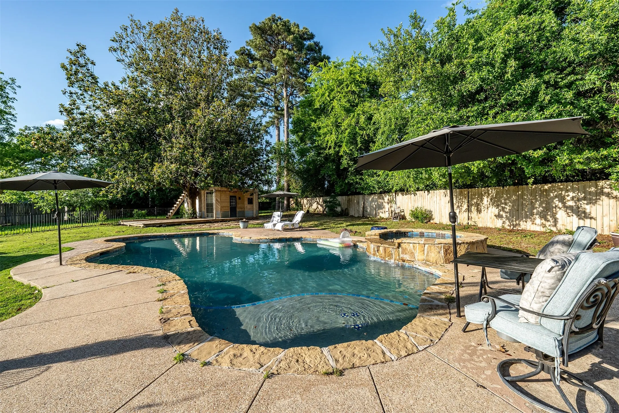 Single Family Residence For Sale in Smith County , 3020 Meadowlark, Tyler, Texas 75701, 3 Bedroom, 2 Bathroom, 1 Garage spaces, 1,919 Sqft, built in 1959, mls#21282377, Real Estate Agent in Tyler, Homes For Sale in Smith county, Homes For Sale in Tyler, Realtor in Tyler Texas, Real Estate Brokerage Independent Realty Texas, Luminita Cordes Realtor