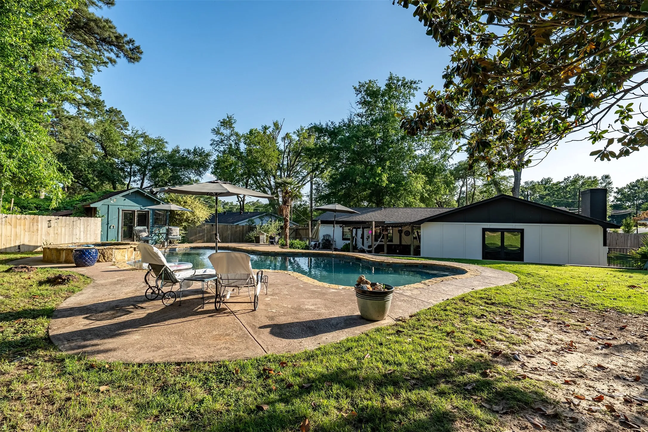 Single Family Residence For Sale in Smith County , 3020 Meadowlark, Tyler, Texas 75701, 3 Bedroom, 2 Bathroom, 1 Garage spaces, 1,919 Sqft, built in 1959, mls#21282377, Real Estate Agent in Tyler, Homes For Sale in Smith county, Homes For Sale in Tyler, Realtor in Tyler Texas, Real Estate Brokerage Independent Realty Texas, Luminita Cordes Realtor