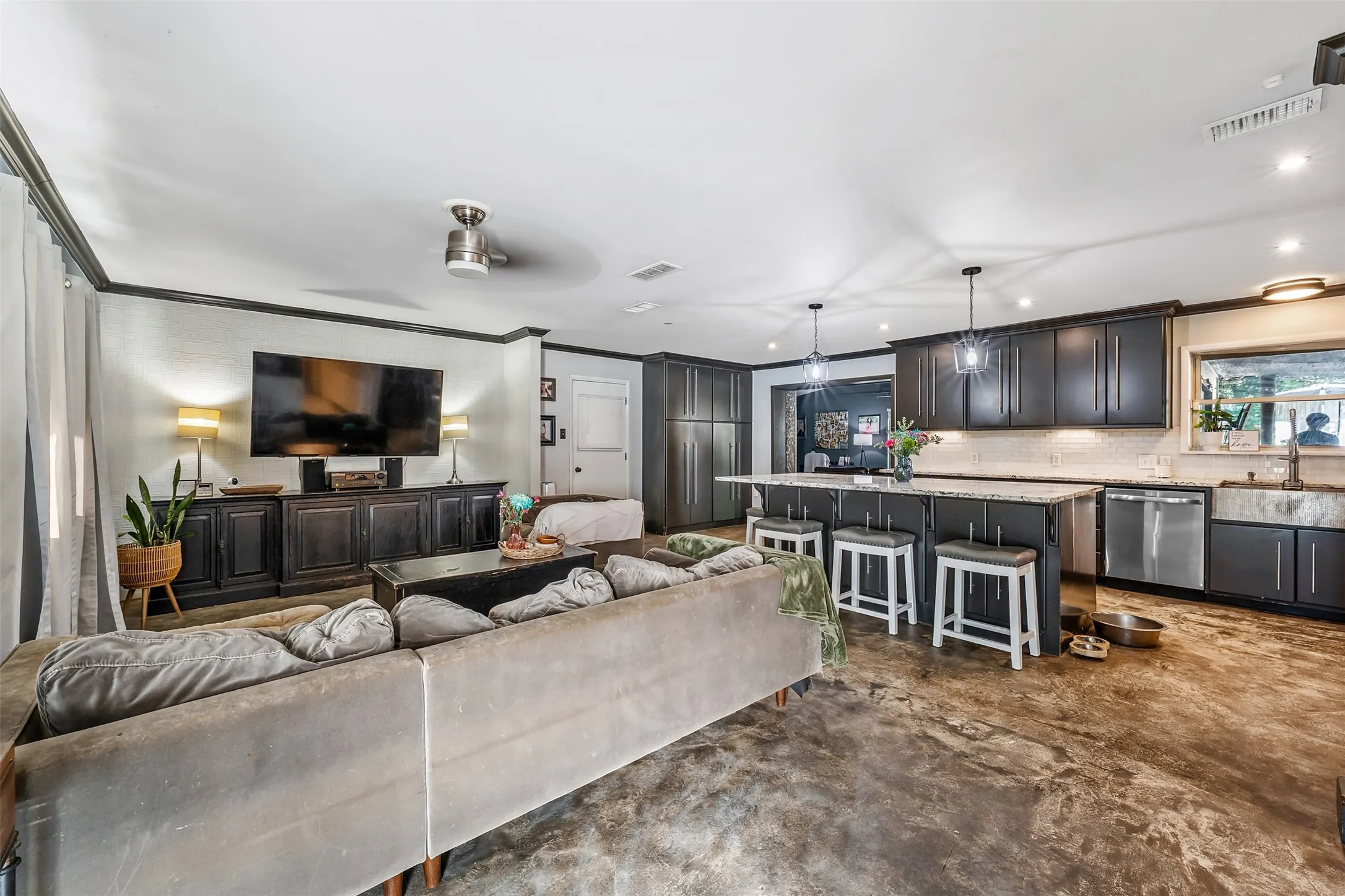 Single Family Residence For Sale in Smith County , 3020 Meadowlark, Tyler, Texas 75701, 3 Bedroom, 2 Bathroom, 1 Garage spaces, 1,919 Sqft, built in 1959, mls#21282377, Real Estate Agent in Tyler, Homes For Sale in Smith county, Homes For Sale in Tyler, Realtor in Tyler Texas, Real Estate Brokerage Independent Realty Texas, Luminita Cordes Realtor
