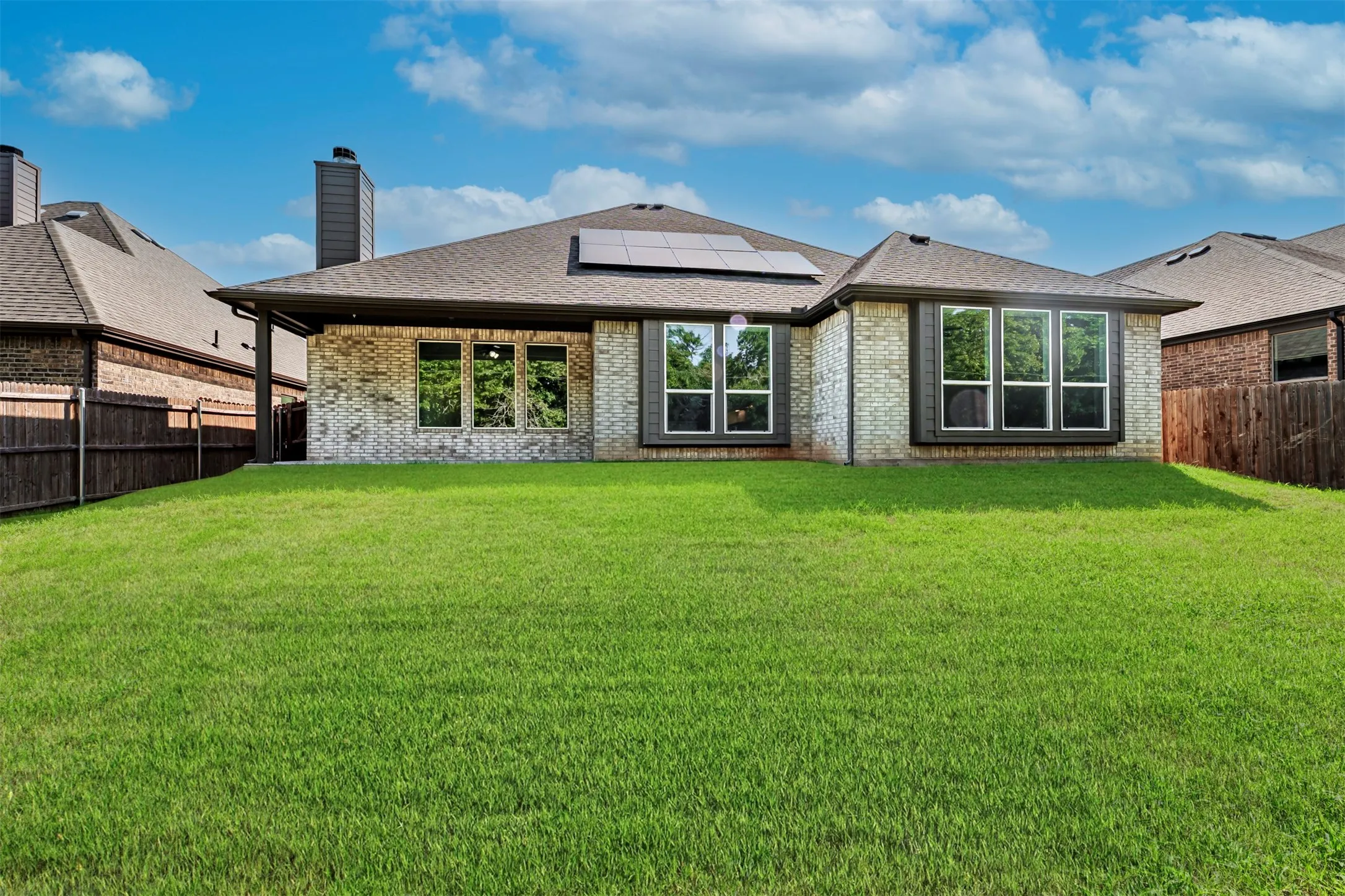 Single Family Residence For Sale in Johnson County , 1068 Wildwood Drive, Joshua, Texas 76058, 3 Bedroom, 3 Bathroom, 2 Garage spaces, 2,449 Sqft, built in 2021, mls#21281307, Real Estate Agent in Joshua, Homes For Sale in Johnson county, Homes For Sale in Joshua, Realtor in Joshua Texas, Real Estate Brokerage Independent Realty Texas, Luminita Cordes Realtor