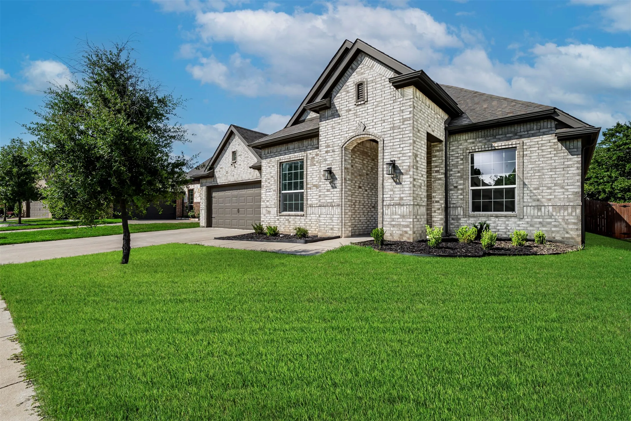 Single Family Residence For Sale in Johnson County , 1068 Wildwood Drive, Joshua, Texas 76058, 3 Bedroom, 3 Bathroom, 2 Garage spaces, 2,449 Sqft, built in 2021, mls#21281307, Real Estate Agent in Joshua, Homes For Sale in Johnson county, Homes For Sale in Joshua, Realtor in Joshua Texas, Real Estate Brokerage Independent Realty Texas, Luminita Cordes Realtor