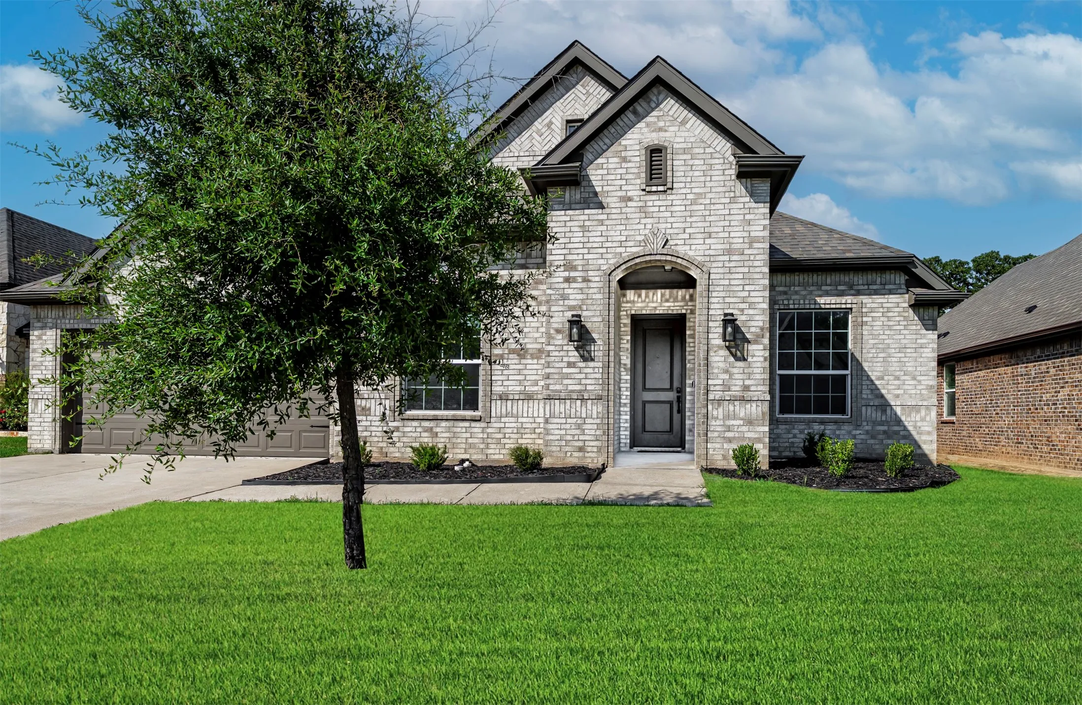 Single Family Residence For Sale in Johnson County , 1068 Wildwood Drive, Joshua, Texas 76058, 3 Bedroom, 3 Bathroom, 2 Garage spaces, 2,449 Sqft, built in 2021, mls#21281307, Real Estate Agent in Joshua, Homes For Sale in Johnson county, Homes For Sale in Joshua, Realtor in Joshua Texas, Real Estate Brokerage Independent Realty Texas, Luminita Cordes Realtor