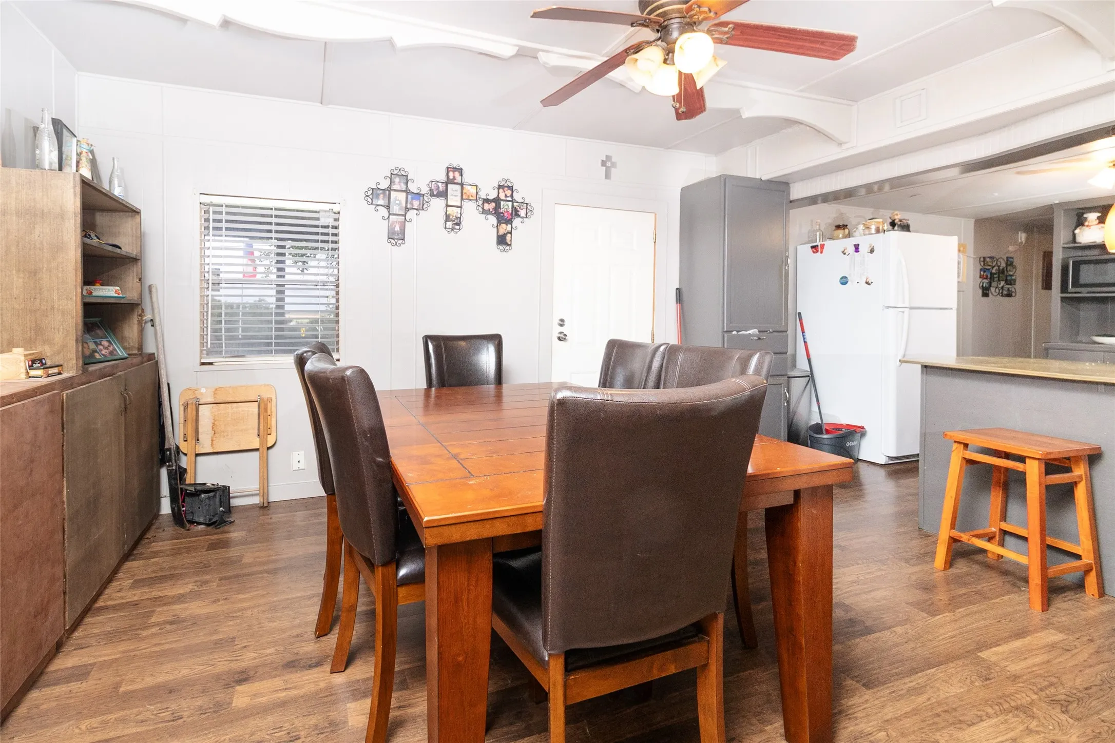 Mobile Home For Sale in Mc Culloch County , 2702 Fife Street, Brady, Texas 76825, 2 Bedrooms, 2 Bathrooms, Garage spaces, 672 Sqft, built in 1980, Price $110,000, mls#21282432, Real Estate Agent in Brady, Homes For Sale in Mc Culloch county, Homes For Sale in Brady, Realtor in Brady Texas, Real Estate Brokerage Independent Realty Texas, Luminita Cordes Realtor