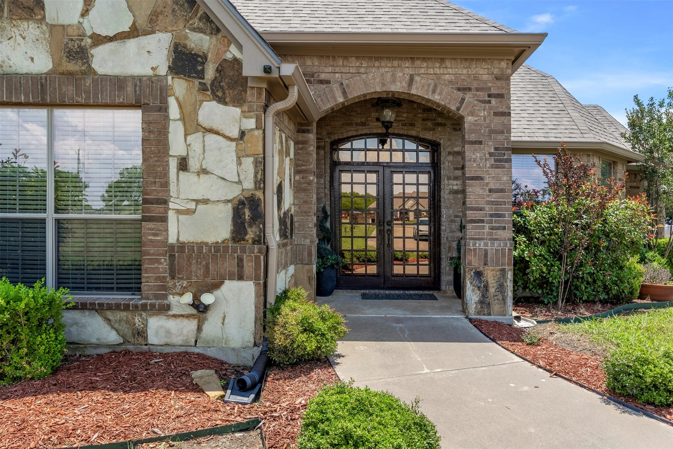 Single Family Residence For Sale in Ellis County , 219 Mohundro Road, Ferris, Texas 75125, 5 Bedrooms, 5 Bathrooms, 3 Garage spaces, 6,119 Sqft, built in 2006, Price $1,250,000, mls#21278985, Real Estate Agent in Ferris, Homes For Sale in Ellis county, Homes For Sale in Ferris, Realtor in Ferris Texas, Real Estate Brokerage Independent Realty Texas, Luminita Cordes Realtor