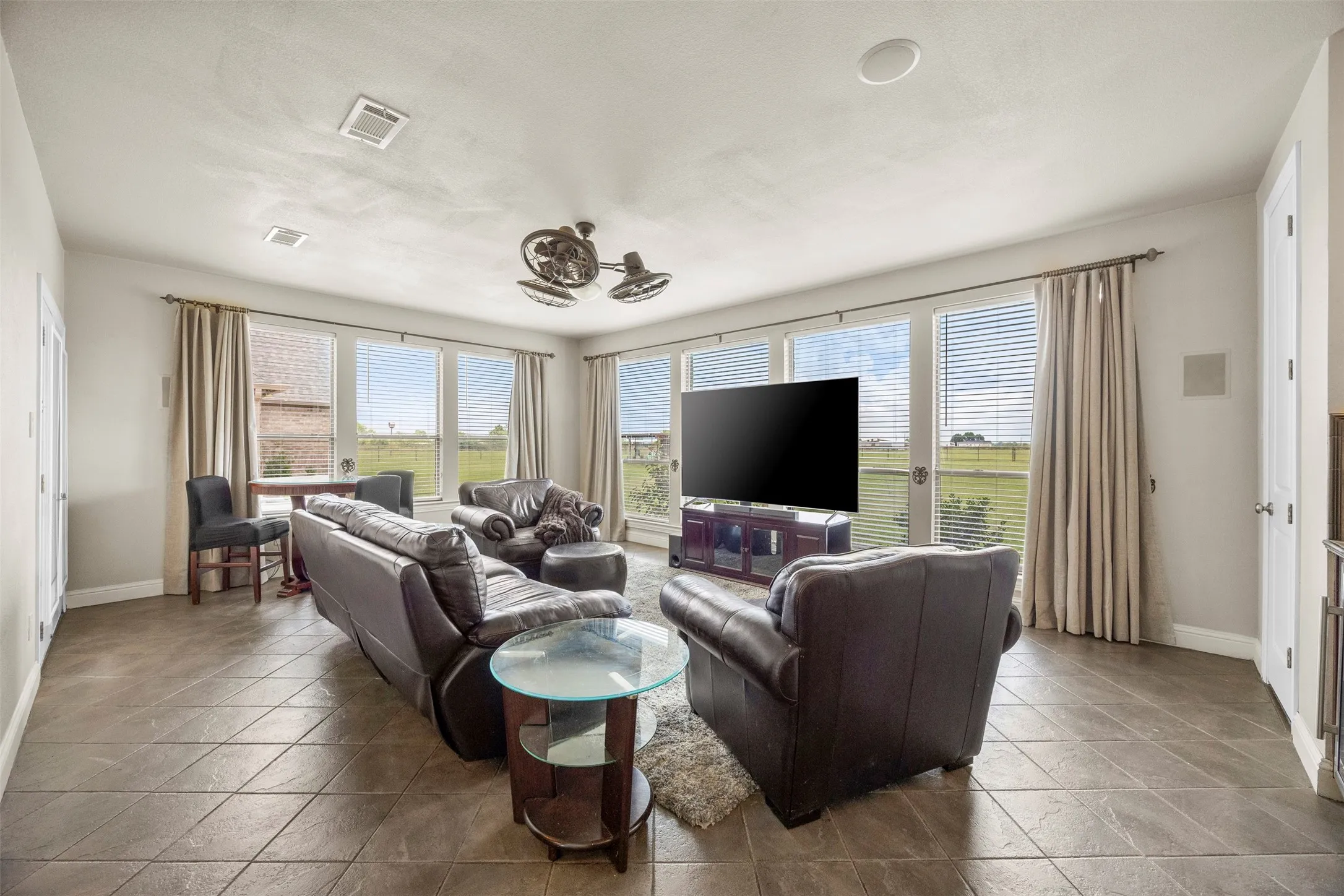 Single Family Residence For Sale in Ellis County , 219 Mohundro Road, Ferris, Texas 75125, 5 Bedrooms, 5 Bathrooms, 3 Garage spaces, 6,119 Sqft, built in 2006, Price $1,250,000, mls#21278985, Real Estate Agent in Ferris, Homes For Sale in Ellis county, Homes For Sale in Ferris, Realtor in Ferris Texas, Real Estate Brokerage Independent Realty Texas, Luminita Cordes Realtor