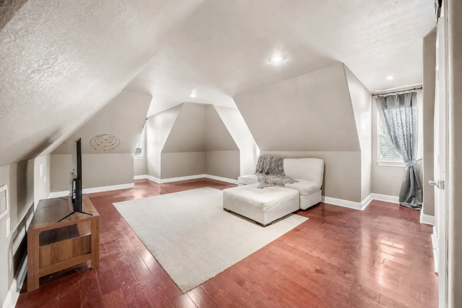 Single Family Residence For Sale in Ellis County , 219 Mohundro Road, Ferris, Texas 75125, 5 Bedrooms, 5 Bathrooms, 3 Garage spaces, 6,119 Sqft, built in 2006, Price $1,250,000, mls#21278985, Real Estate Agent in Ferris, Homes For Sale in Ellis county, Homes For Sale in Ferris, Realtor in Ferris Texas, Real Estate Brokerage Independent Realty Texas, Luminita Cordes Realtor