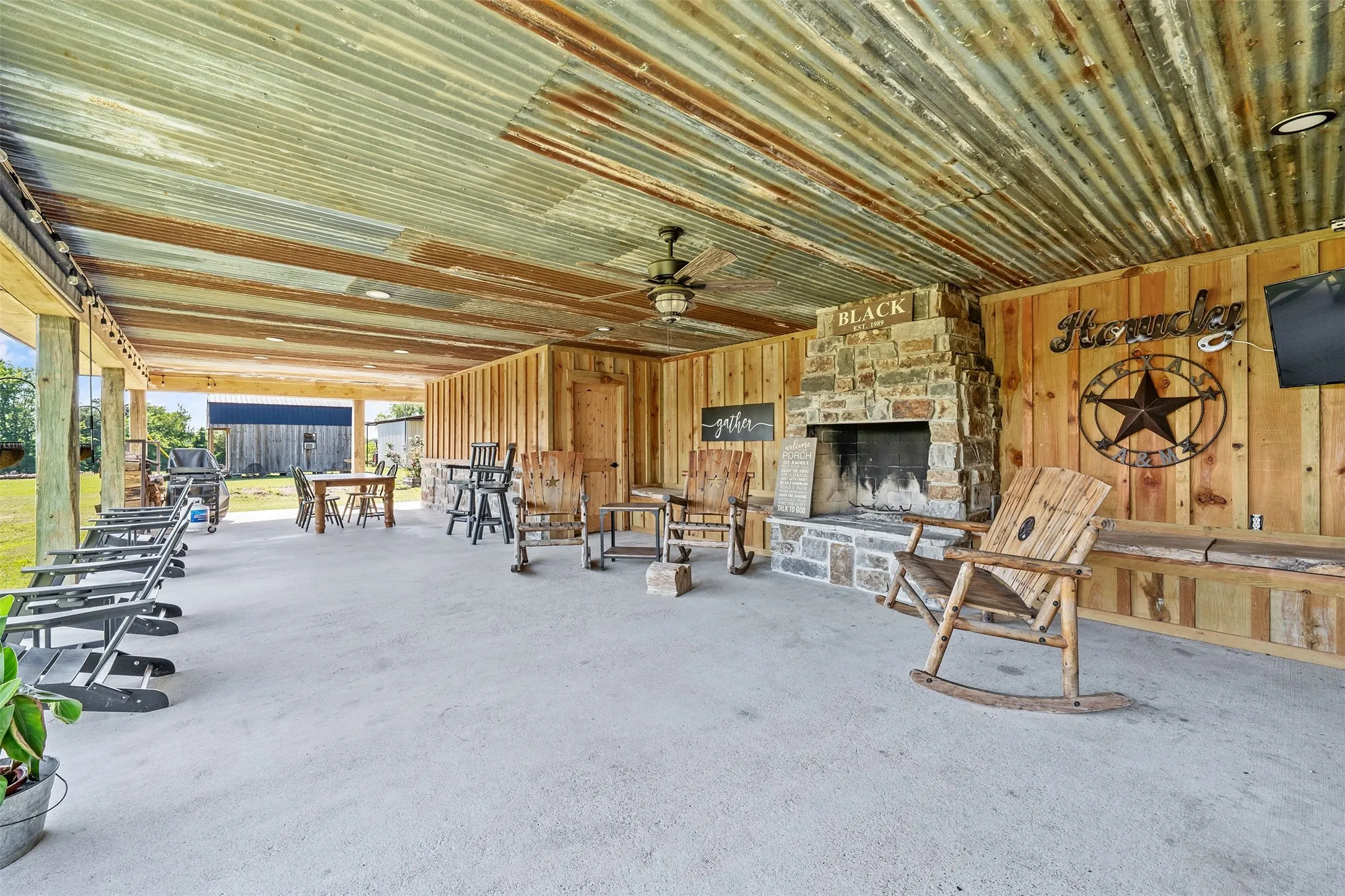 Single Family Residence For Sale in Smith County , 15758 Audrey Lane, Arp, Texas 75750, 4 Bedroom, 4 Bathroom, Garage spaces, 3,688 Sqft, built in 1987, mls#21282462, Real Estate Agent in Arp, Homes For Sale in Smith county, Homes For Sale in Arp, Realtor in Arp Texas, Real Estate Brokerage Independent Realty Texas, Luminita Cordes Realtor