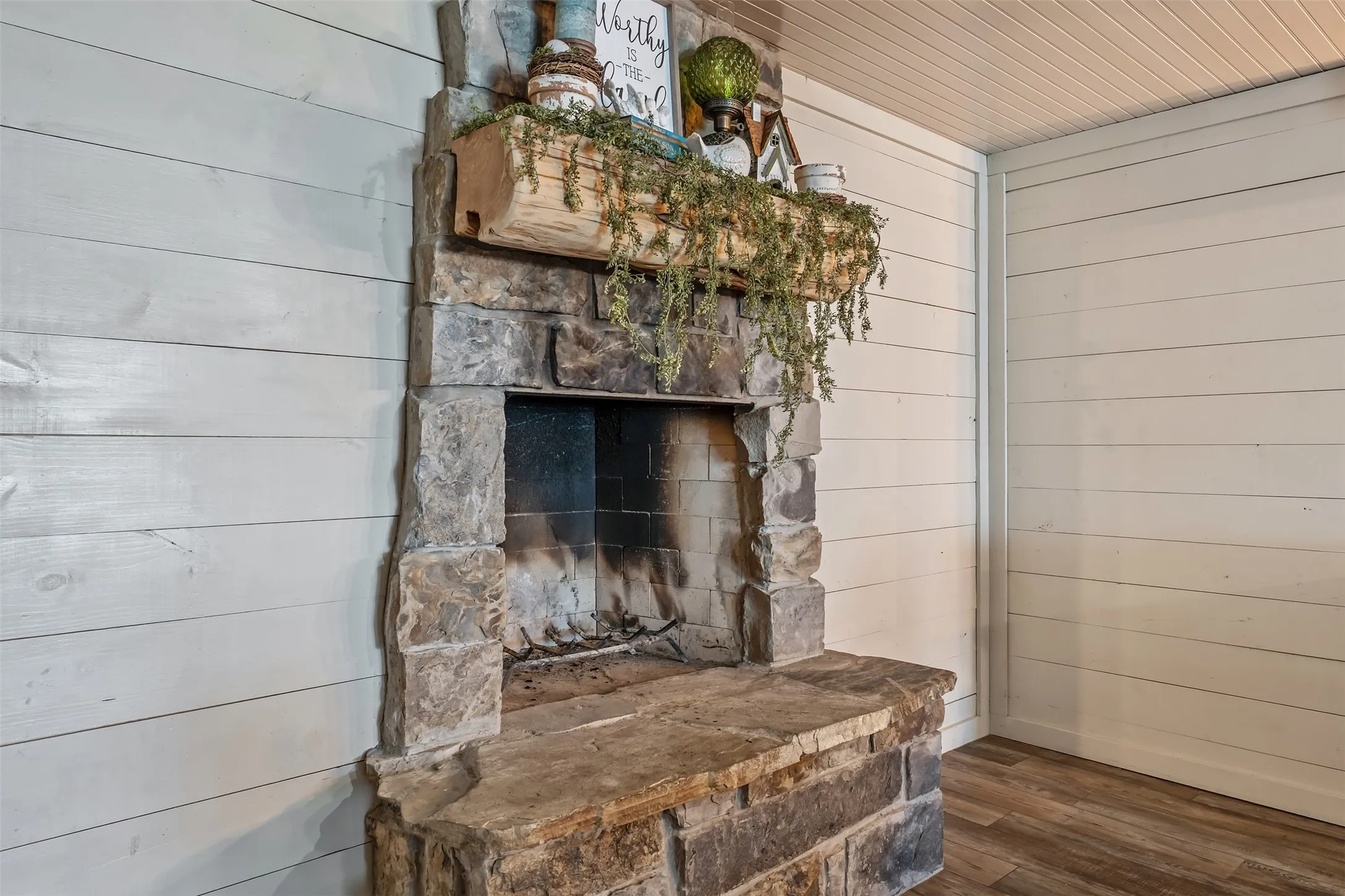 Single Family Residence For Sale in Smith County , 15758 Audrey Lane, Arp, Texas 75750, 4 Bedroom, 4 Bathroom, Garage spaces, 3,688 Sqft, built in 1987, mls#21282462, Real Estate Agent in Arp, Homes For Sale in Smith county, Homes For Sale in Arp, Realtor in Arp Texas, Real Estate Brokerage Independent Realty Texas, Luminita Cordes Realtor