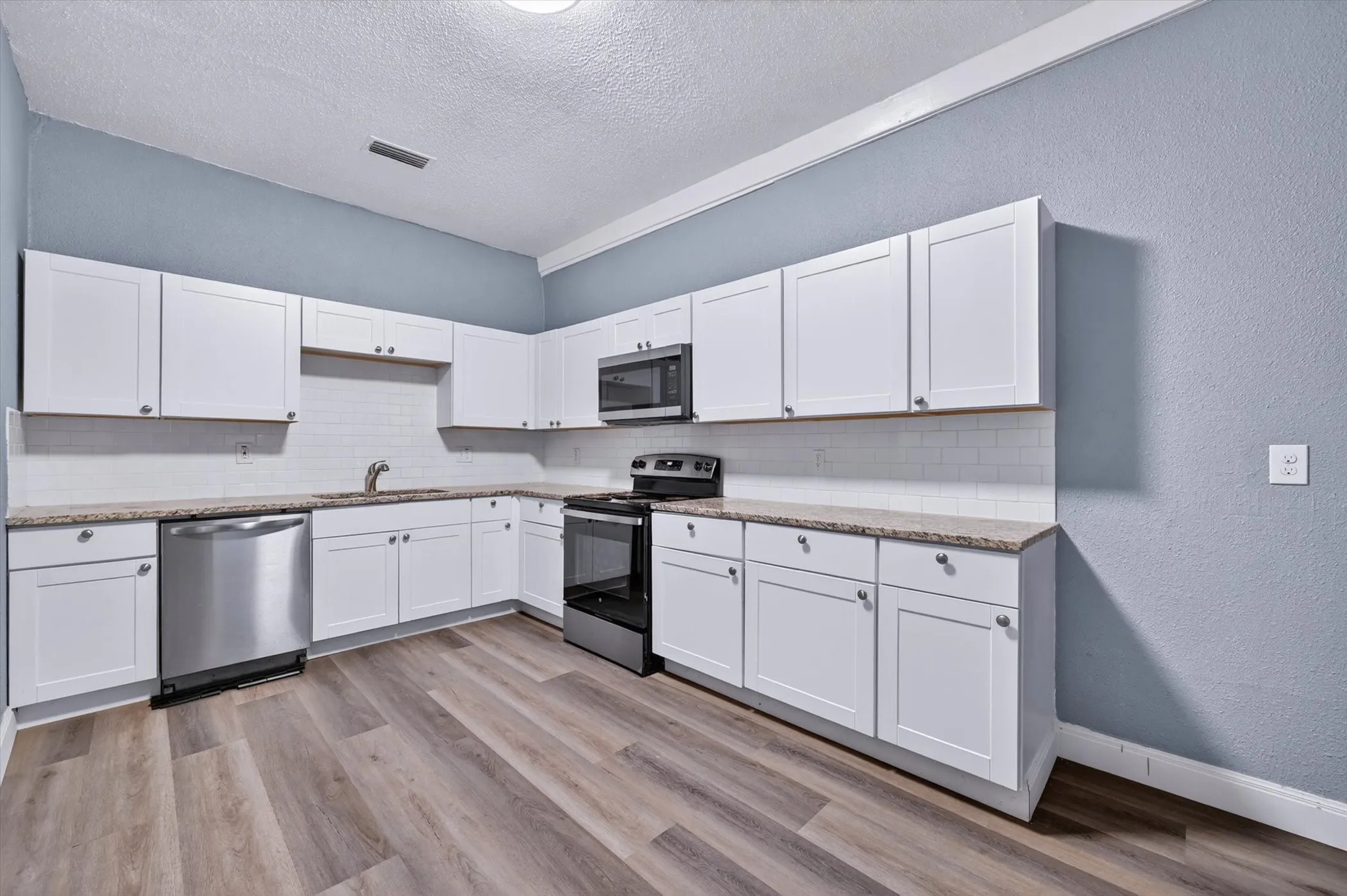 Single Family Residence For Sale in Kaufman County , 401 E Buffalo Street, Forney, Texas 75126, 5 Bedroom, 2 Bathroom, Garage spaces, 2,339 Sqft, built in 1997, mls#21277083, Real Estate Agent in Forney, Homes For Sale in Kaufman county, Homes For Sale in Forney, Realtor in Forney Texas, Real Estate Brokerage Independent Realty Texas, Luminita Cordes Realtor