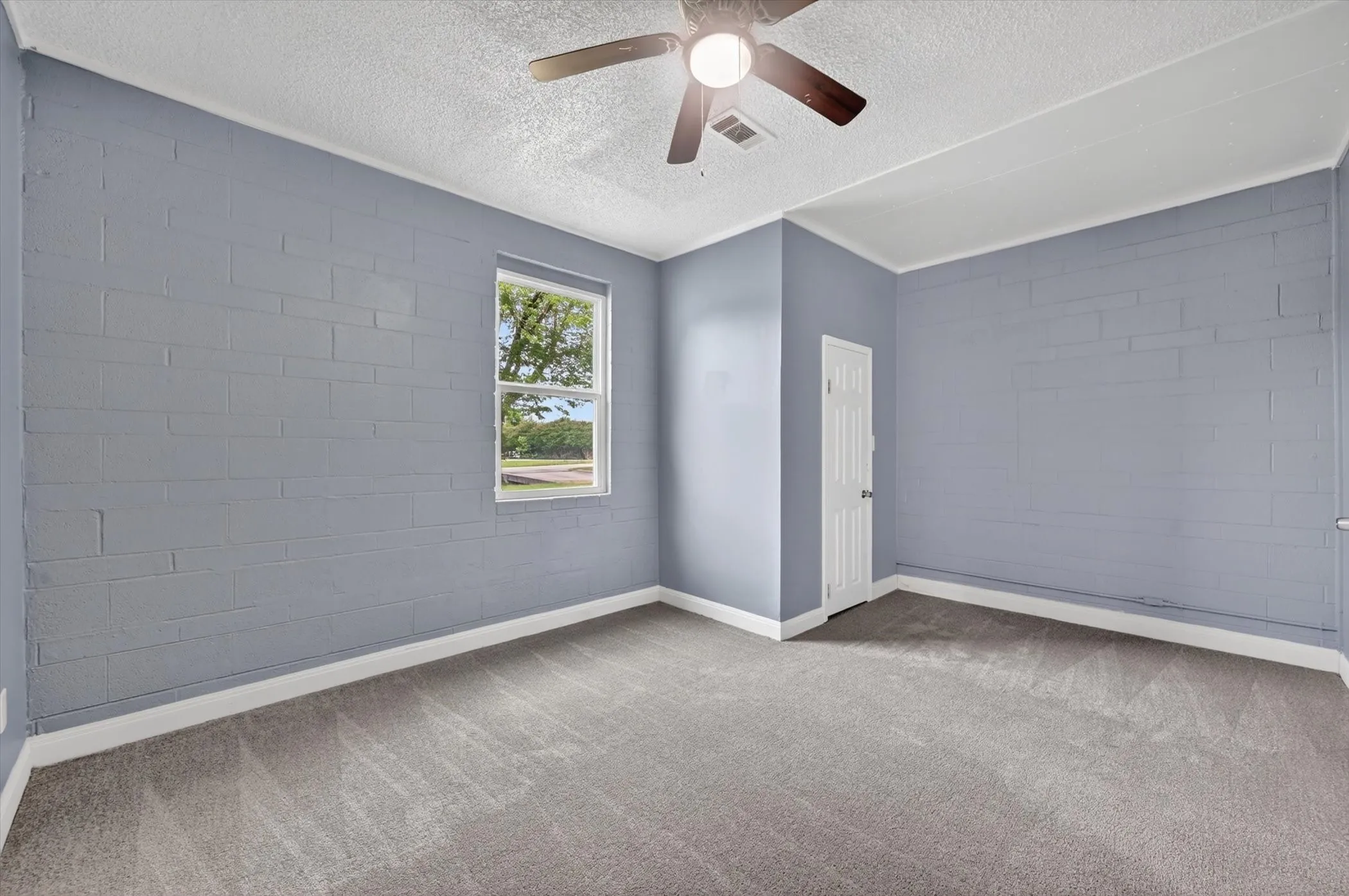 Single Family Residence For Sale in Kaufman County , 401 E Buffalo Street, Forney, Texas 75126, 5 Bedroom, 2 Bathroom, Garage spaces, 2,339 Sqft, built in 1997, mls#21277083, Real Estate Agent in Forney, Homes For Sale in Kaufman county, Homes For Sale in Forney, Realtor in Forney Texas, Real Estate Brokerage Independent Realty Texas, Luminita Cordes Realtor