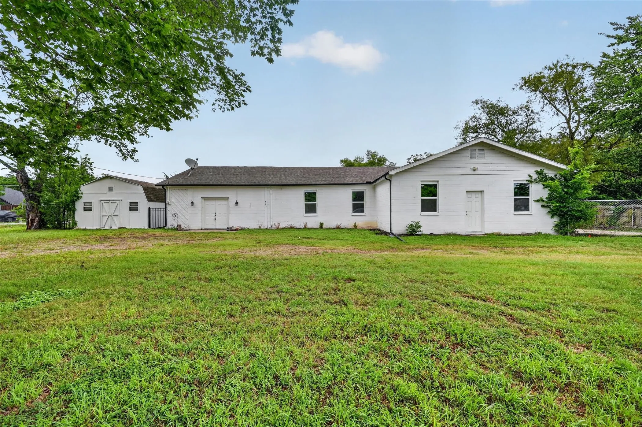 Single Family Residence For Sale in Kaufman County , 401 E Buffalo Street, Forney, Texas 75126, 5 Bedroom, 2 Bathroom, Garage spaces, 2,339 Sqft, built in 1997, mls#21277083, Real Estate Agent in Forney, Homes For Sale in Kaufman county, Homes For Sale in Forney, Realtor in Forney Texas, Real Estate Brokerage Independent Realty Texas, Luminita Cordes Realtor