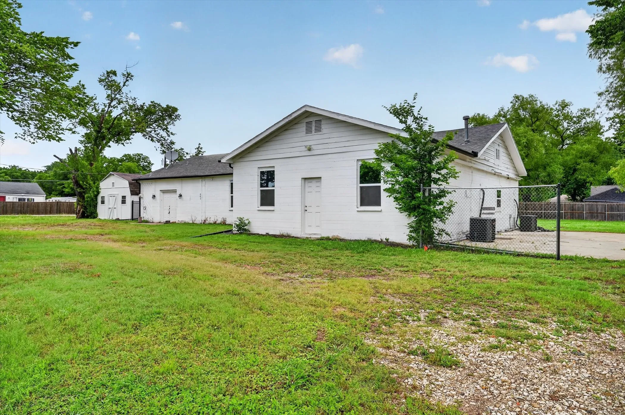 Single Family Residence For Sale in Kaufman County , 401 E Buffalo Street, Forney, Texas 75126, 5 Bedroom, 2 Bathroom, Garage spaces, 2,339 Sqft, built in 1997, mls#21277083, Real Estate Agent in Forney, Homes For Sale in Kaufman county, Homes For Sale in Forney, Realtor in Forney Texas, Real Estate Brokerage Independent Realty Texas, Luminita Cordes Realtor