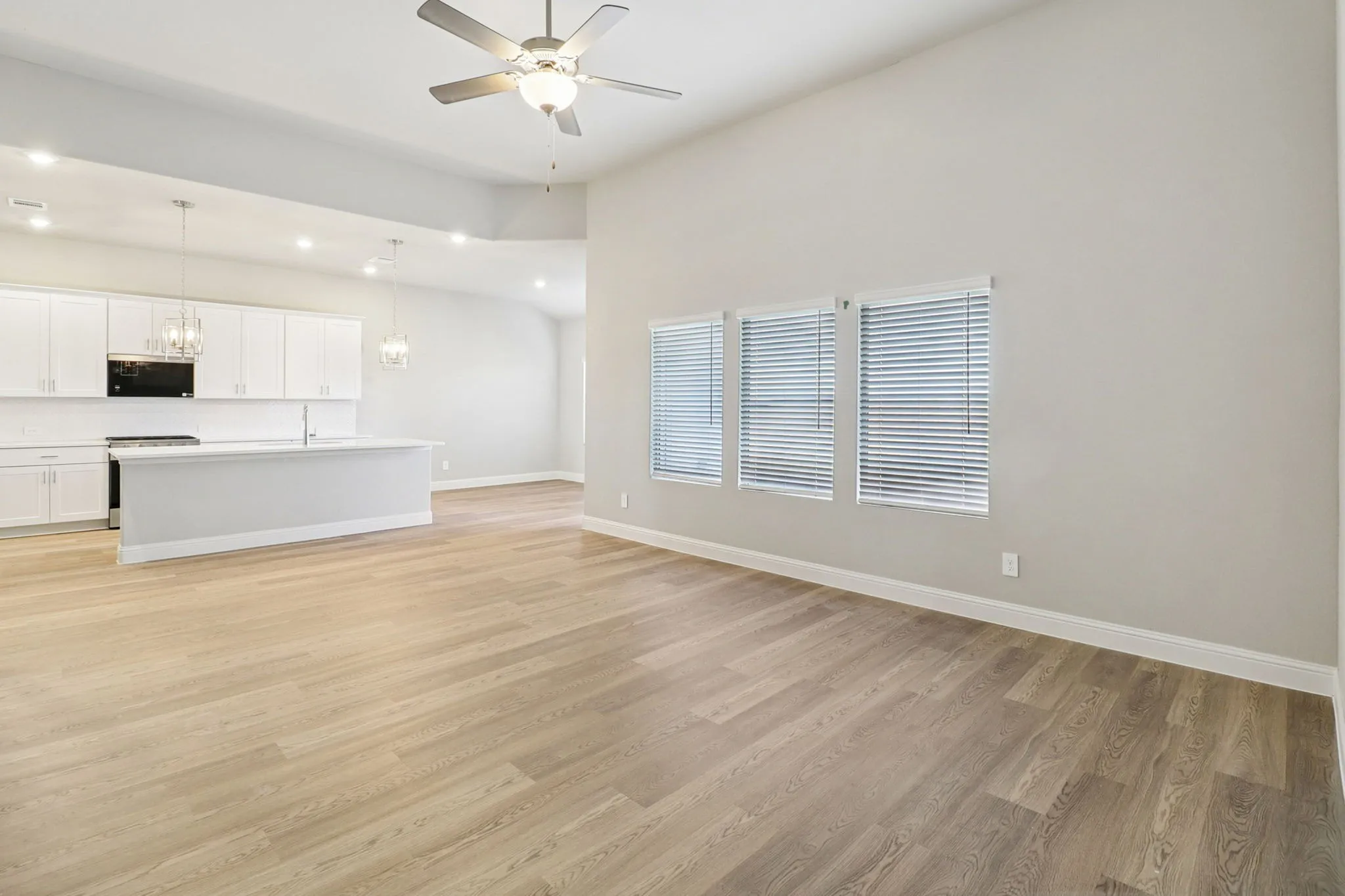  Photo is not of the actual home, but is an inspirational photo of builder’s model home and may depict options, furnishings, and/or decorator features that are not included.
