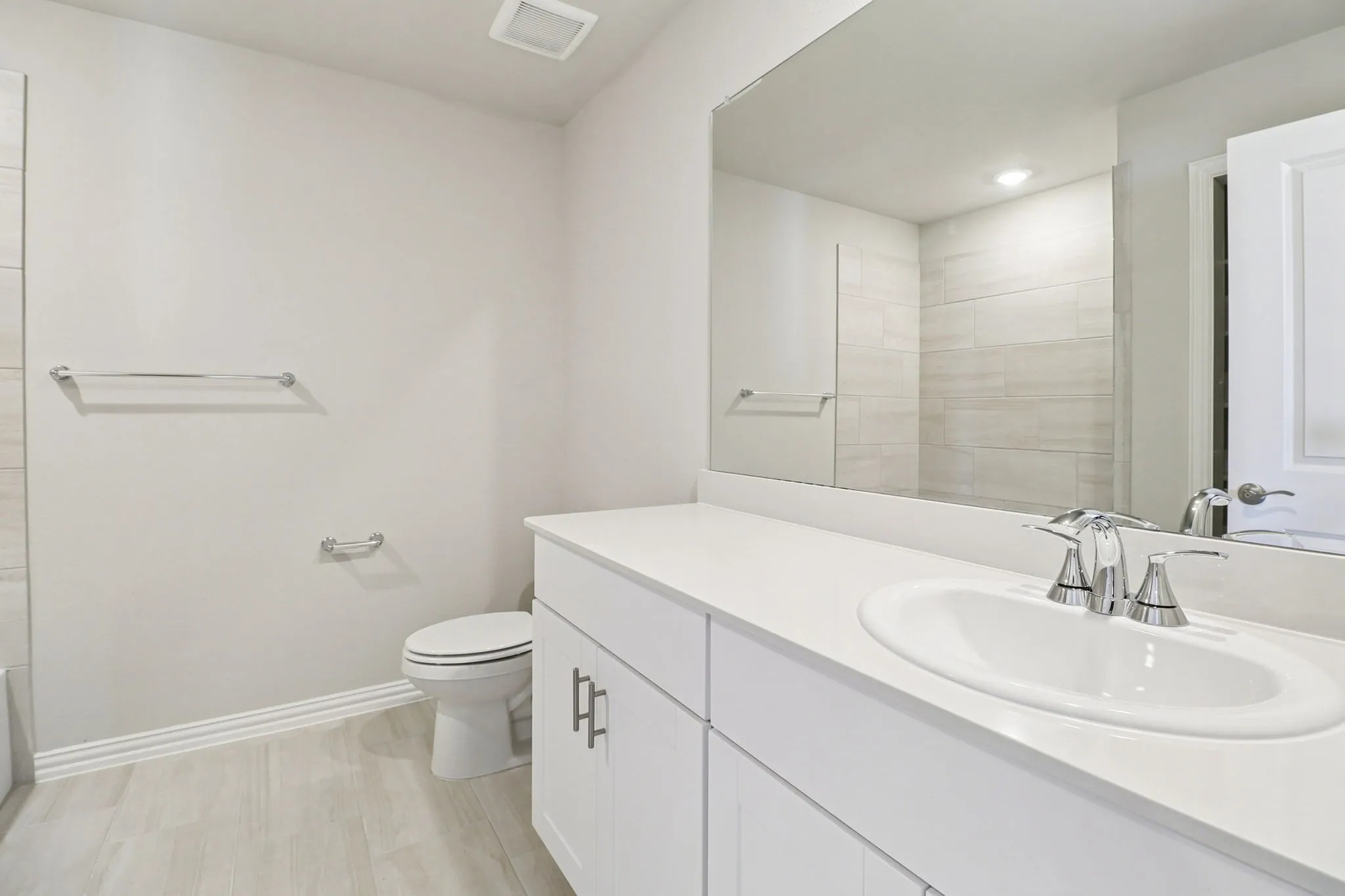 Photo is not of the actual home, but is an inspirational photo of builder’s model home and may depict options, furnishings, and/or decorator features that are not included.
