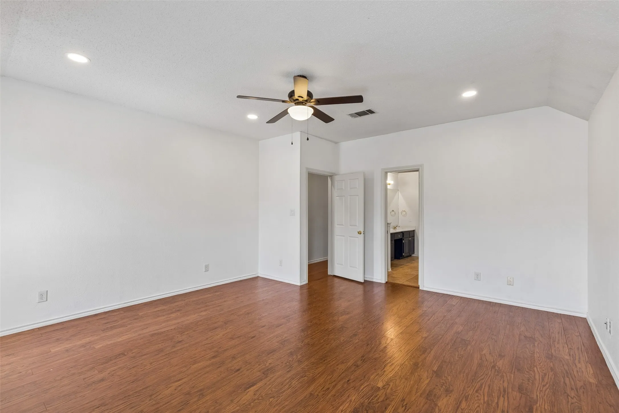 Single Family Residence For Sale in Dallas County , 2212 Meadowstone Drive, Carrollton, Texas 75006, 3 Bedroom, 3 Bathroom, 2 Garage spaces, 1,930 Sqft, built in 1992, mls#21277755, Real Estate Agent in Carrollton, Homes For Sale in Dallas county, Homes For Sale in Carrollton, Realtor in Carrollton Texas, Real Estate Brokerage Independent Realty Texas, Luminita Cordes Realtor