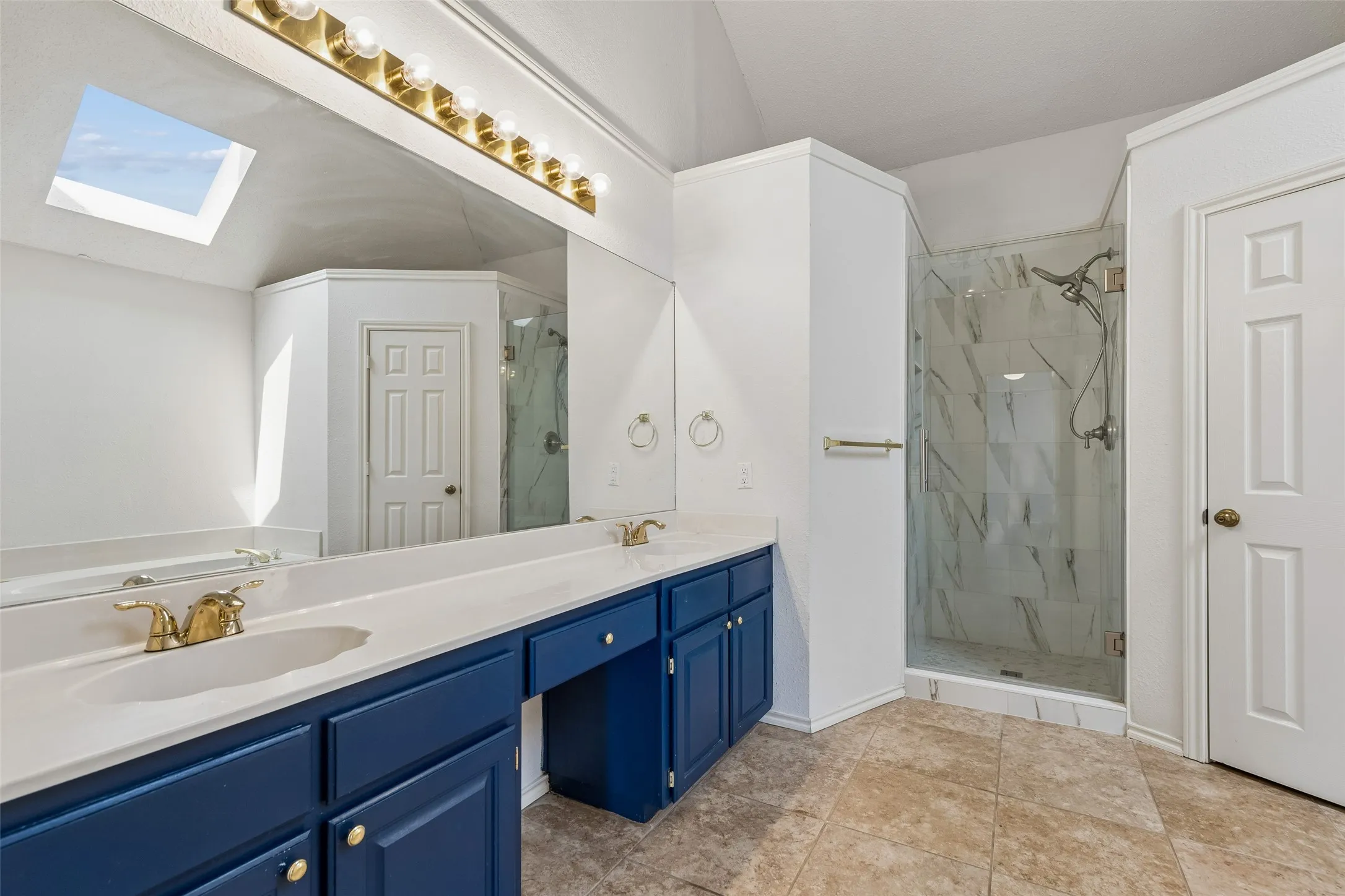 Single Family Residence For Sale in Dallas County , 2212 Meadowstone Drive, Carrollton, Texas 75006, 3 Bedroom, 3 Bathroom, 2 Garage spaces, 1,930 Sqft, built in 1992, mls#21277755, Real Estate Agent in Carrollton, Homes For Sale in Dallas county, Homes For Sale in Carrollton, Realtor in Carrollton Texas, Real Estate Brokerage Independent Realty Texas, Luminita Cordes Realtor
