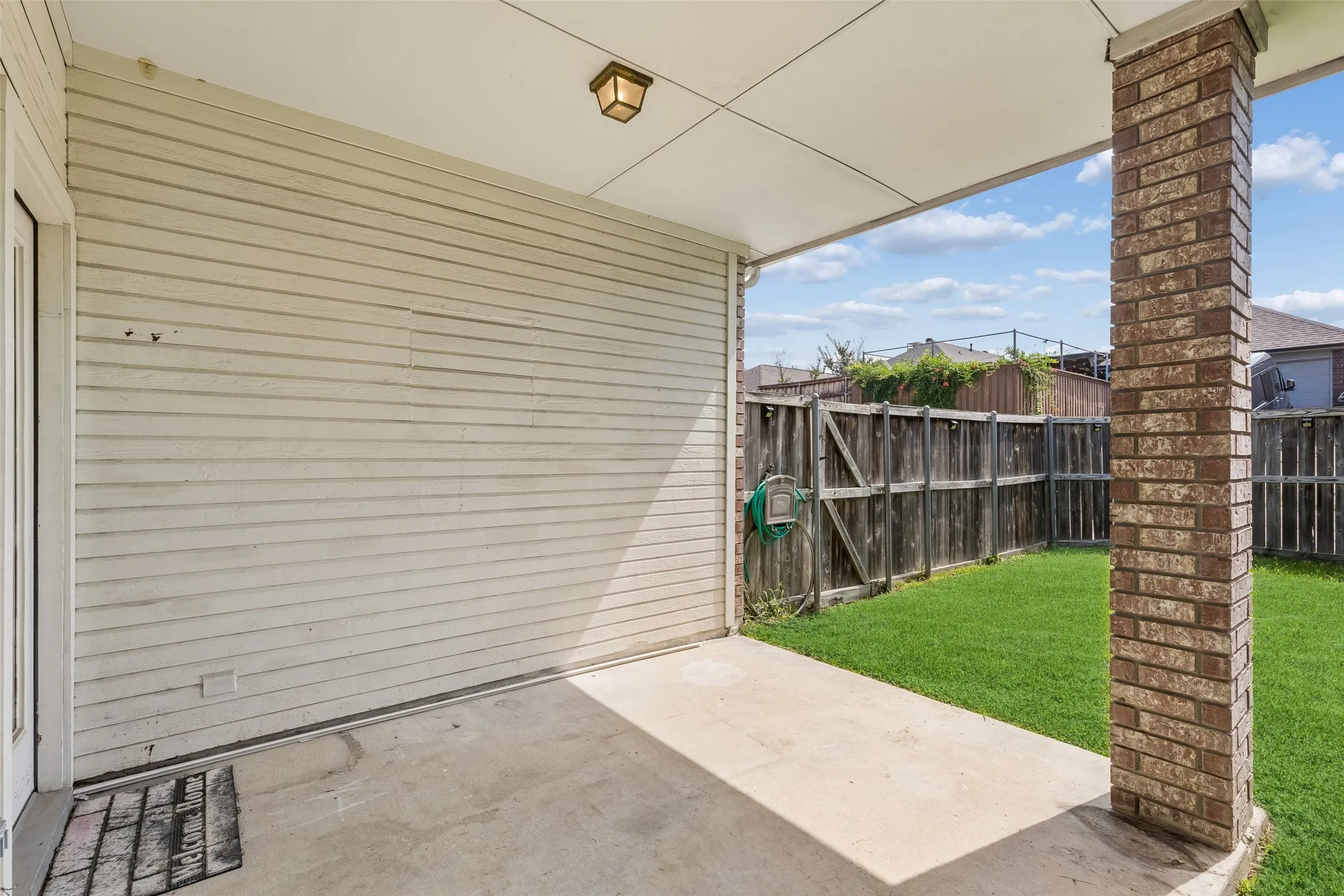 Single Family Residence For Sale in Dallas County , 2212 Meadowstone Drive, Carrollton, Texas 75006, 3 Bedroom, 3 Bathroom, 2 Garage spaces, 1,930 Sqft, built in 1992, mls#21277755, Real Estate Agent in Carrollton, Homes For Sale in Dallas county, Homes For Sale in Carrollton, Realtor in Carrollton Texas, Real Estate Brokerage Independent Realty Texas, Luminita Cordes Realtor
