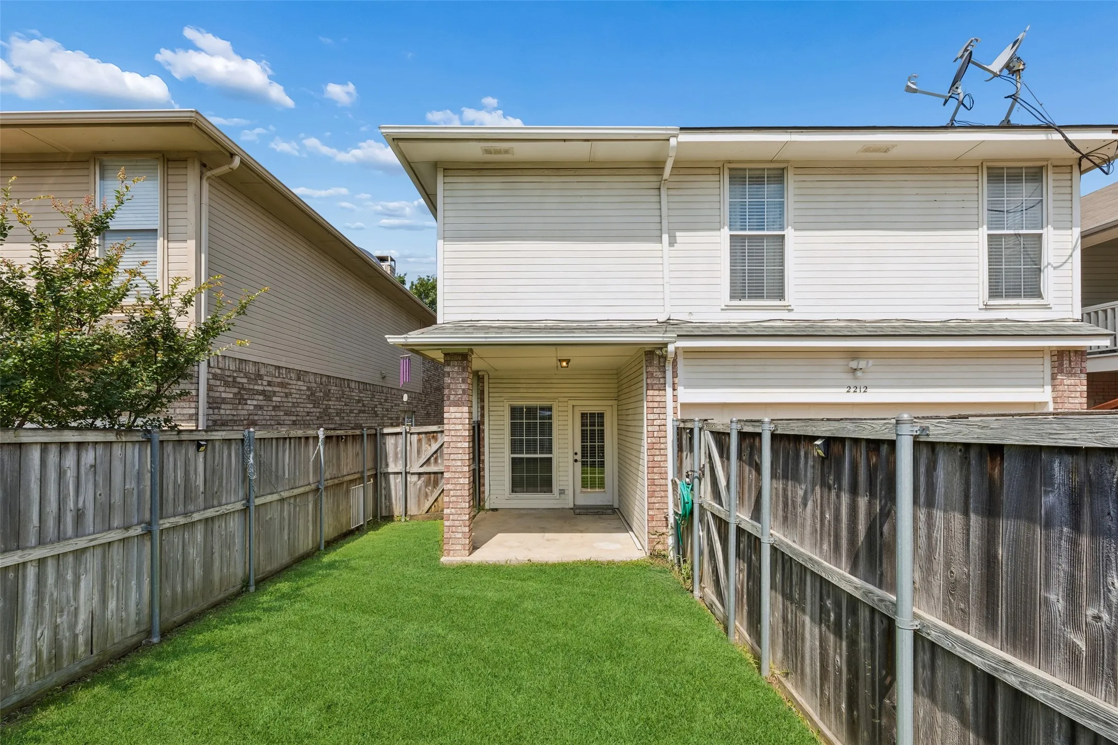 Single Family Residence For Sale in Dallas County , 2212 Meadowstone Drive, Carrollton, Texas 75006, 3 Bedroom, 3 Bathroom, 2 Garage spaces, 1,930 Sqft, built in 1992, mls#21277755, Real Estate Agent in Carrollton, Homes For Sale in Dallas county, Homes For Sale in Carrollton, Realtor in Carrollton Texas, Real Estate Brokerage Independent Realty Texas, Luminita Cordes Realtor