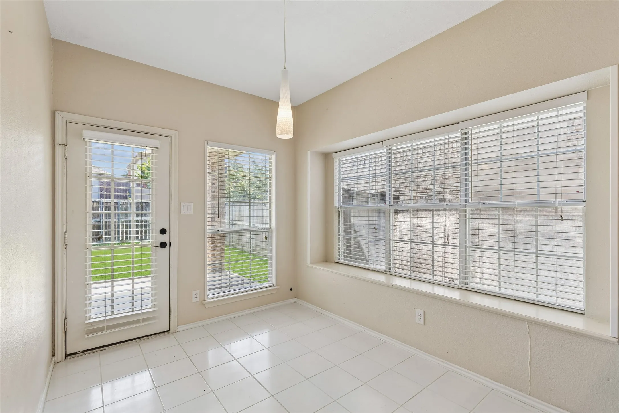 Single Family Residence For Sale in Dallas County , 2212 Meadowstone Drive, Carrollton, Texas 75006, 3 Bedroom, 3 Bathroom, 2 Garage spaces, 1,930 Sqft, built in 1992, mls#21277755, Real Estate Agent in Carrollton, Homes For Sale in Dallas county, Homes For Sale in Carrollton, Realtor in Carrollton Texas, Real Estate Brokerage Independent Realty Texas, Luminita Cordes Realtor