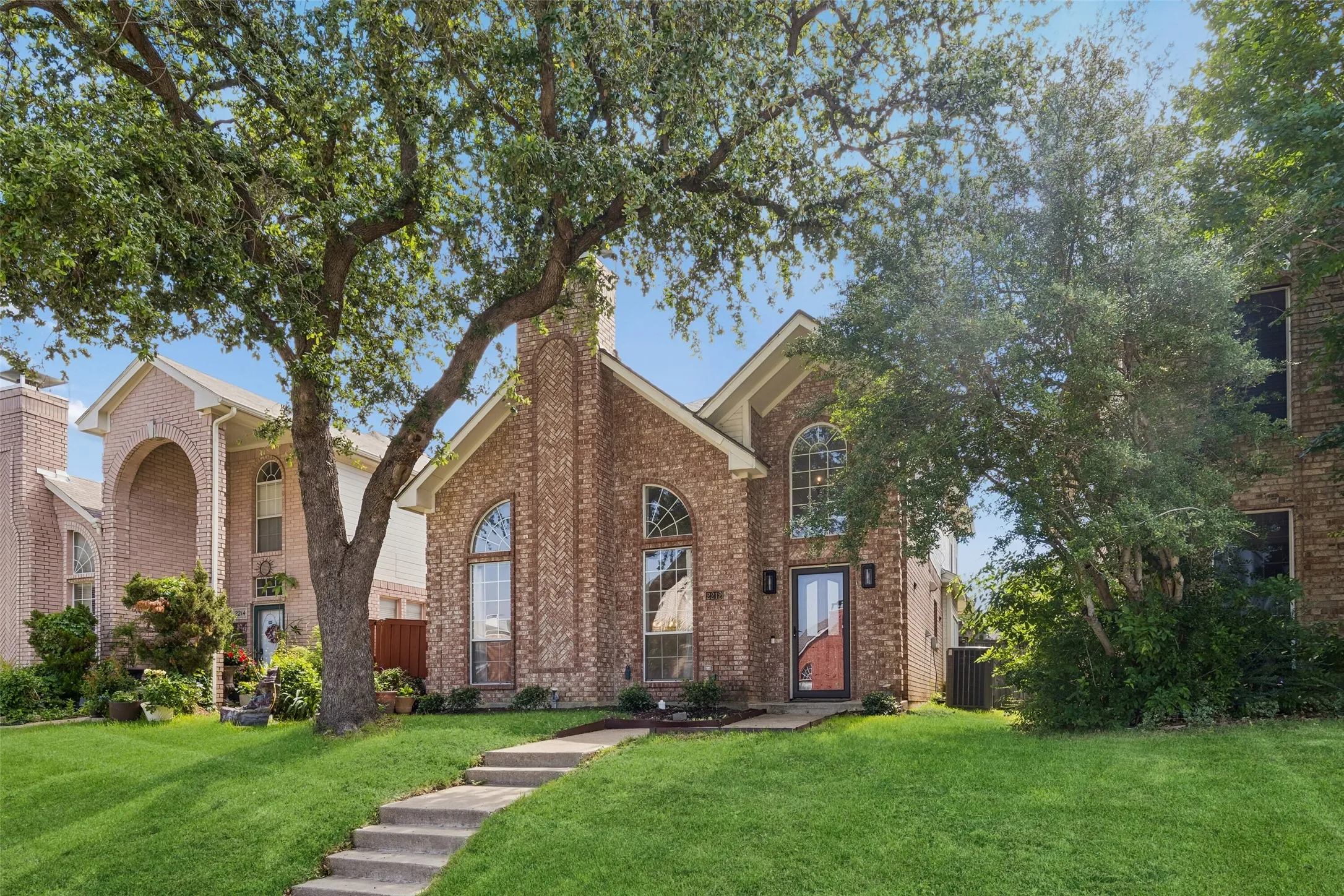 Single Family Residence For Sale in Dallas County , 2212 Meadowstone Drive, Carrollton, Texas 75006, 3 Bedroom, 3 Bathroom, 2 Garage spaces, 1,930 Sqft, built in 1992, mls#21277755, Real Estate Agent in Carrollton, Homes For Sale in Dallas county, Homes For Sale in Carrollton, Realtor in Carrollton Texas, Real Estate Brokerage Independent Realty Texas, Luminita Cordes Realtor