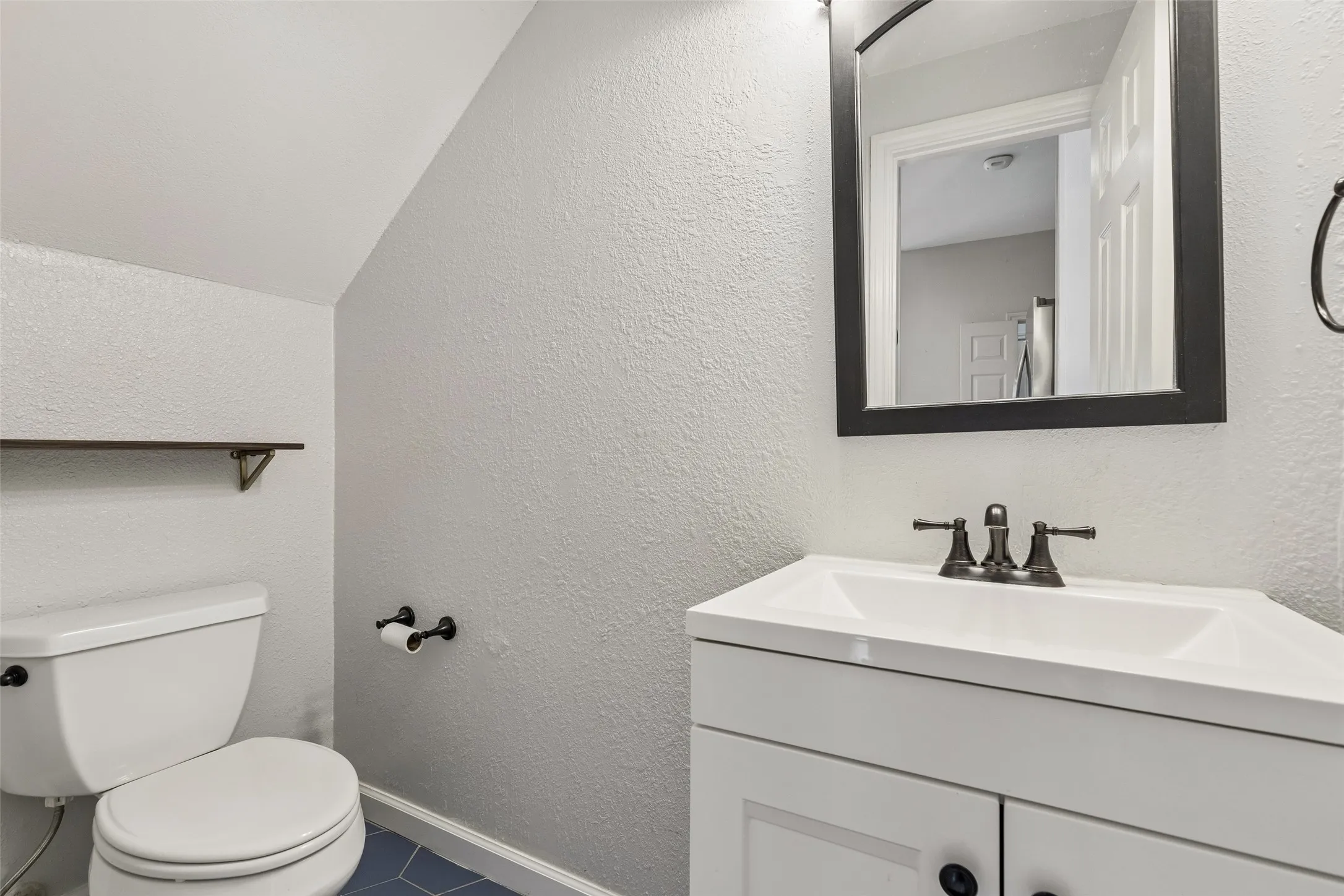 Single Family Residence For Sale in Dallas County , 2212 Meadowstone Drive, Carrollton, Texas 75006, 3 Bedroom, 3 Bathroom, 2 Garage spaces, 1,930 Sqft, built in 1992, mls#21277755, Real Estate Agent in Carrollton, Homes For Sale in Dallas county, Homes For Sale in Carrollton, Realtor in Carrollton Texas, Real Estate Brokerage Independent Realty Texas, Luminita Cordes Realtor