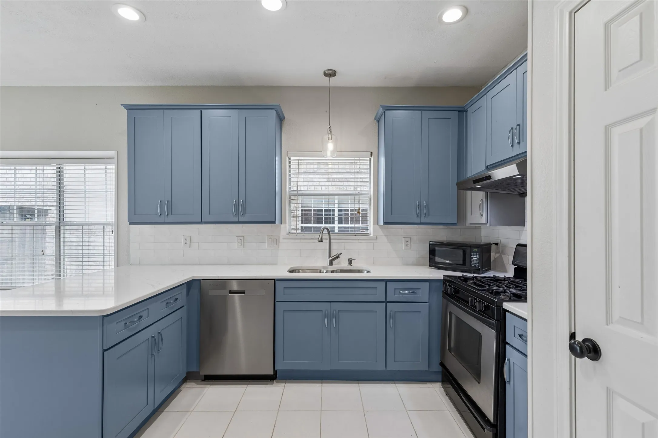 Single Family Residence For Sale in Dallas County , 2212 Meadowstone Drive, Carrollton, Texas 75006, 3 Bedroom, 3 Bathroom, 2 Garage spaces, 1,930 Sqft, built in 1992, mls#21277755, Real Estate Agent in Carrollton, Homes For Sale in Dallas county, Homes For Sale in Carrollton, Realtor in Carrollton Texas, Real Estate Brokerage Independent Realty Texas, Luminita Cordes Realtor