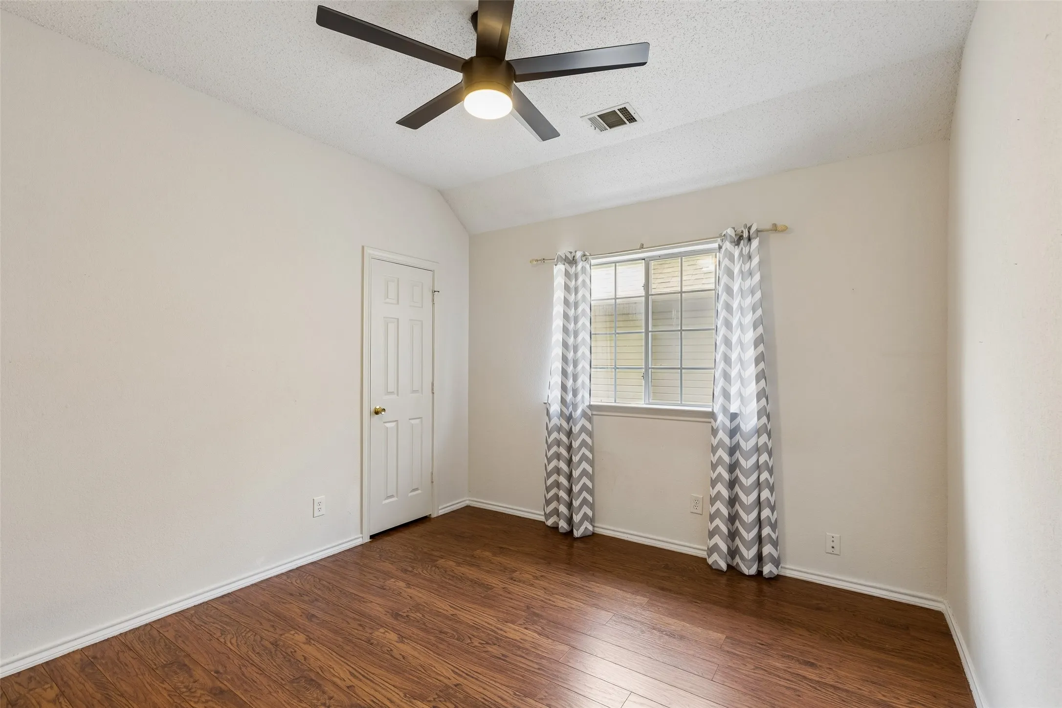 Single Family Residence For Sale in Dallas County , 2212 Meadowstone Drive, Carrollton, Texas 75006, 3 Bedroom, 3 Bathroom, 2 Garage spaces, 1,930 Sqft, built in 1992, mls#21277755, Real Estate Agent in Carrollton, Homes For Sale in Dallas county, Homes For Sale in Carrollton, Realtor in Carrollton Texas, Real Estate Brokerage Independent Realty Texas, Luminita Cordes Realtor