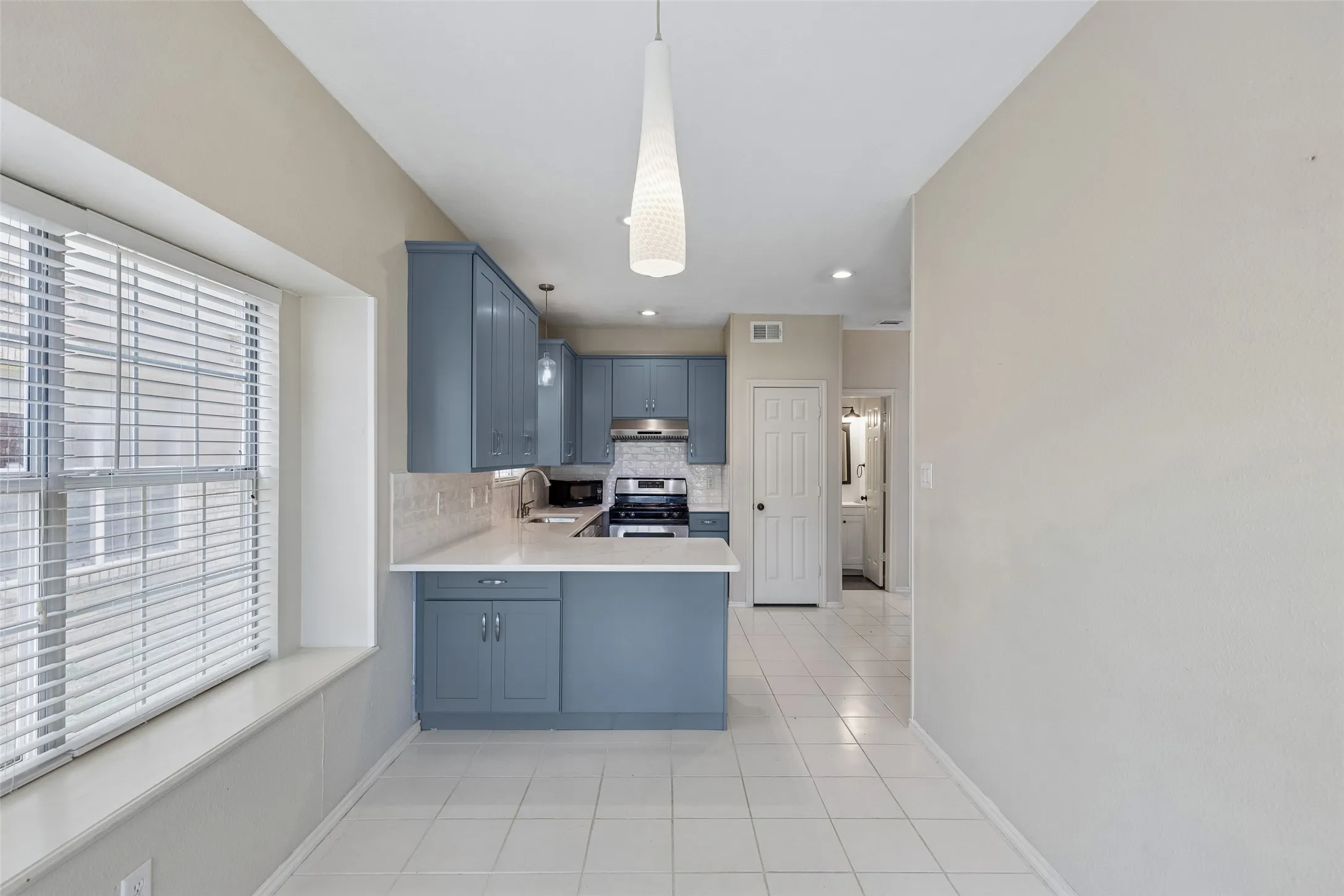 Single Family Residence For Sale in Dallas County , 2212 Meadowstone Drive, Carrollton, Texas 75006, 3 Bedroom, 3 Bathroom, 2 Garage spaces, 1,930 Sqft, built in 1992, mls#21277755, Real Estate Agent in Carrollton, Homes For Sale in Dallas county, Homes For Sale in Carrollton, Realtor in Carrollton Texas, Real Estate Brokerage Independent Realty Texas, Luminita Cordes Realtor