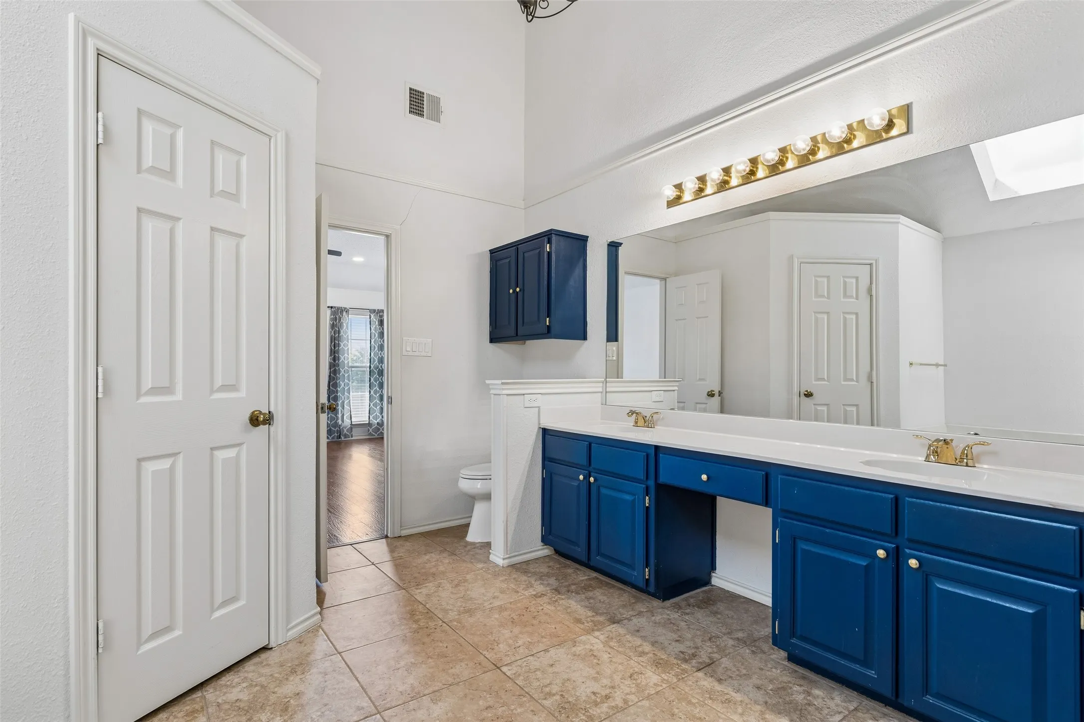 Single Family Residence For Sale in Dallas County , 2212 Meadowstone Drive, Carrollton, Texas 75006, 3 Bedroom, 3 Bathroom, 2 Garage spaces, 1,930 Sqft, built in 1992, mls#21277755, Real Estate Agent in Carrollton, Homes For Sale in Dallas county, Homes For Sale in Carrollton, Realtor in Carrollton Texas, Real Estate Brokerage Independent Realty Texas, Luminita Cordes Realtor