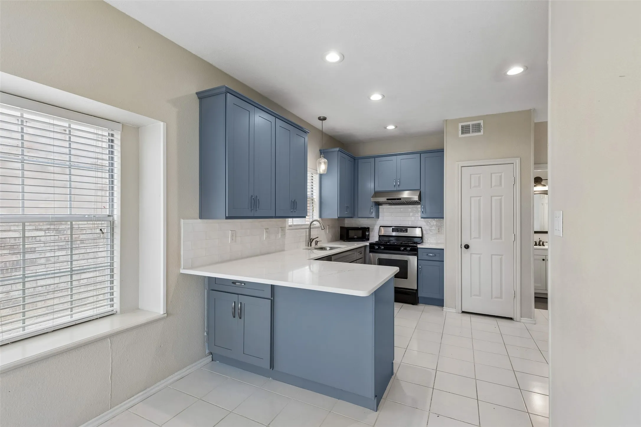 Single Family Residence For Sale in Dallas County , 2212 Meadowstone Drive, Carrollton, Texas 75006, 3 Bedroom, 3 Bathroom, 2 Garage spaces, 1,930 Sqft, built in 1992, mls#21277755, Real Estate Agent in Carrollton, Homes For Sale in Dallas county, Homes For Sale in Carrollton, Realtor in Carrollton Texas, Real Estate Brokerage Independent Realty Texas, Luminita Cordes Realtor
