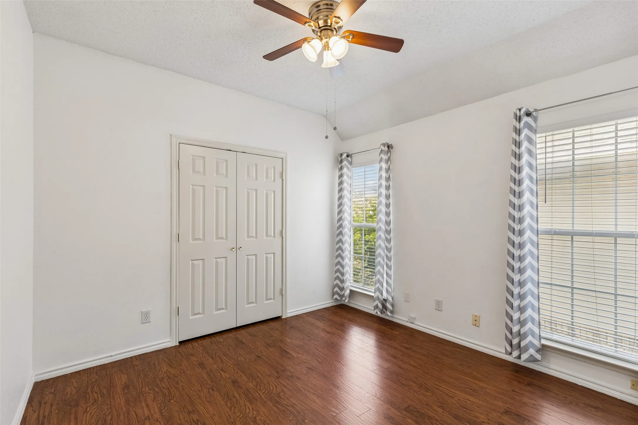 Single Family Residence For Sale in Dallas County , 2212 Meadowstone Drive, Carrollton, Texas 75006, 3 Bedroom, 3 Bathroom, 2 Garage spaces, 1,930 Sqft, built in 1992, mls#21277755, Real Estate Agent in Carrollton, Homes For Sale in Dallas county, Homes For Sale in Carrollton, Realtor in Carrollton Texas, Real Estate Brokerage Independent Realty Texas, Luminita Cordes Realtor