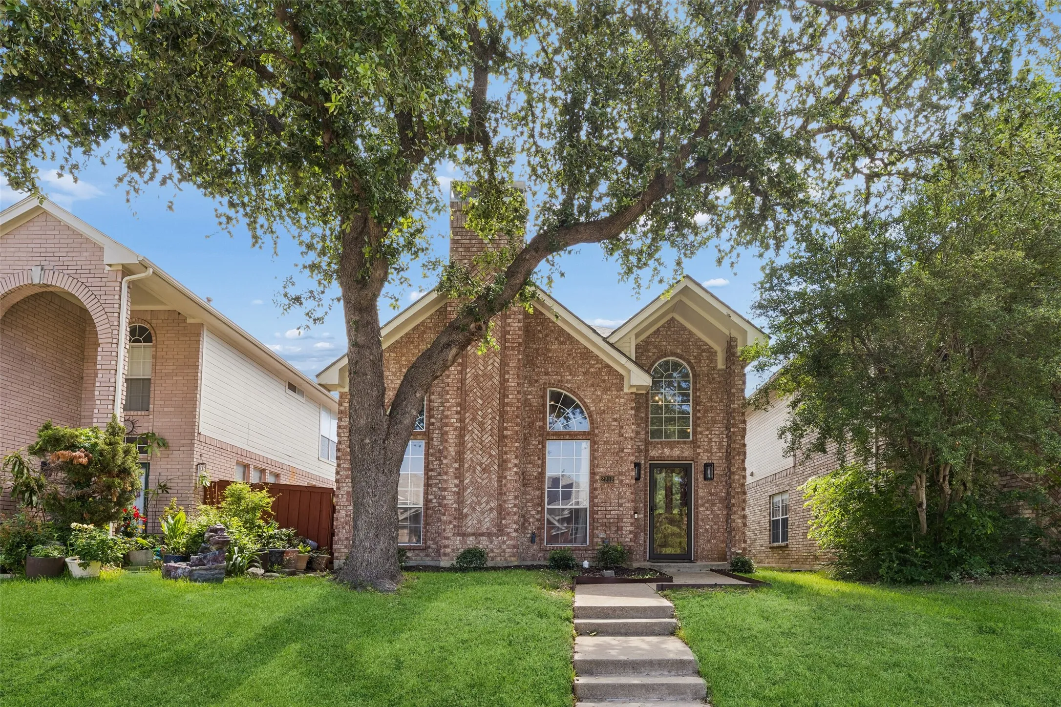 Single Family Residence For Sale in Dallas County , 2212 Meadowstone Drive, Carrollton, Texas 75006, 3 Bedroom, 3 Bathroom, 2 Garage spaces, 1,930 Sqft, built in 1992, mls#21277755, Real Estate Agent in Carrollton, Homes For Sale in Dallas county, Homes For Sale in Carrollton, Realtor in Carrollton Texas, Real Estate Brokerage Independent Realty Texas, Luminita Cordes Realtor