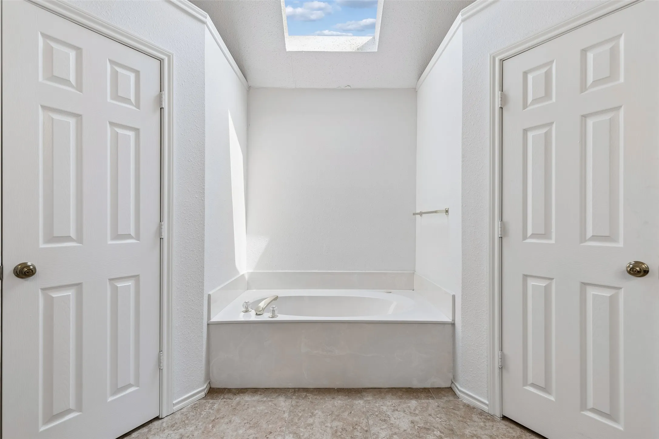 Single Family Residence For Sale in Dallas County , 2212 Meadowstone Drive, Carrollton, Texas 75006, 3 Bedroom, 3 Bathroom, 2 Garage spaces, 1,930 Sqft, built in 1992, mls#21277755, Real Estate Agent in Carrollton, Homes For Sale in Dallas county, Homes For Sale in Carrollton, Realtor in Carrollton Texas, Real Estate Brokerage Independent Realty Texas, Luminita Cordes Realtor