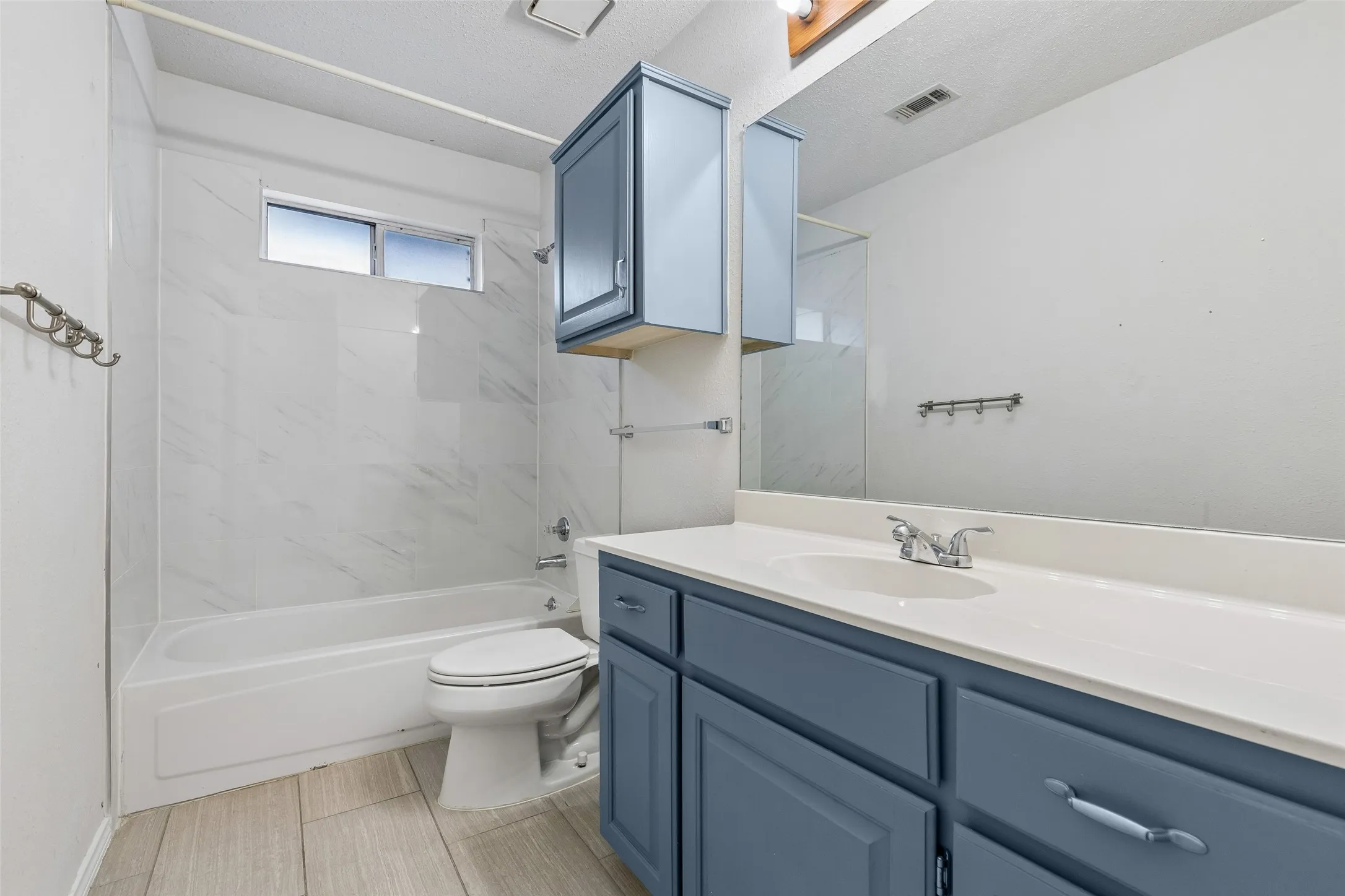 Single Family Residence For Sale in Dallas County , 2212 Meadowstone Drive, Carrollton, Texas 75006, 3 Bedroom, 3 Bathroom, 2 Garage spaces, 1,930 Sqft, built in 1992, mls#21277755, Real Estate Agent in Carrollton, Homes For Sale in Dallas county, Homes For Sale in Carrollton, Realtor in Carrollton Texas, Real Estate Brokerage Independent Realty Texas, Luminita Cordes Realtor