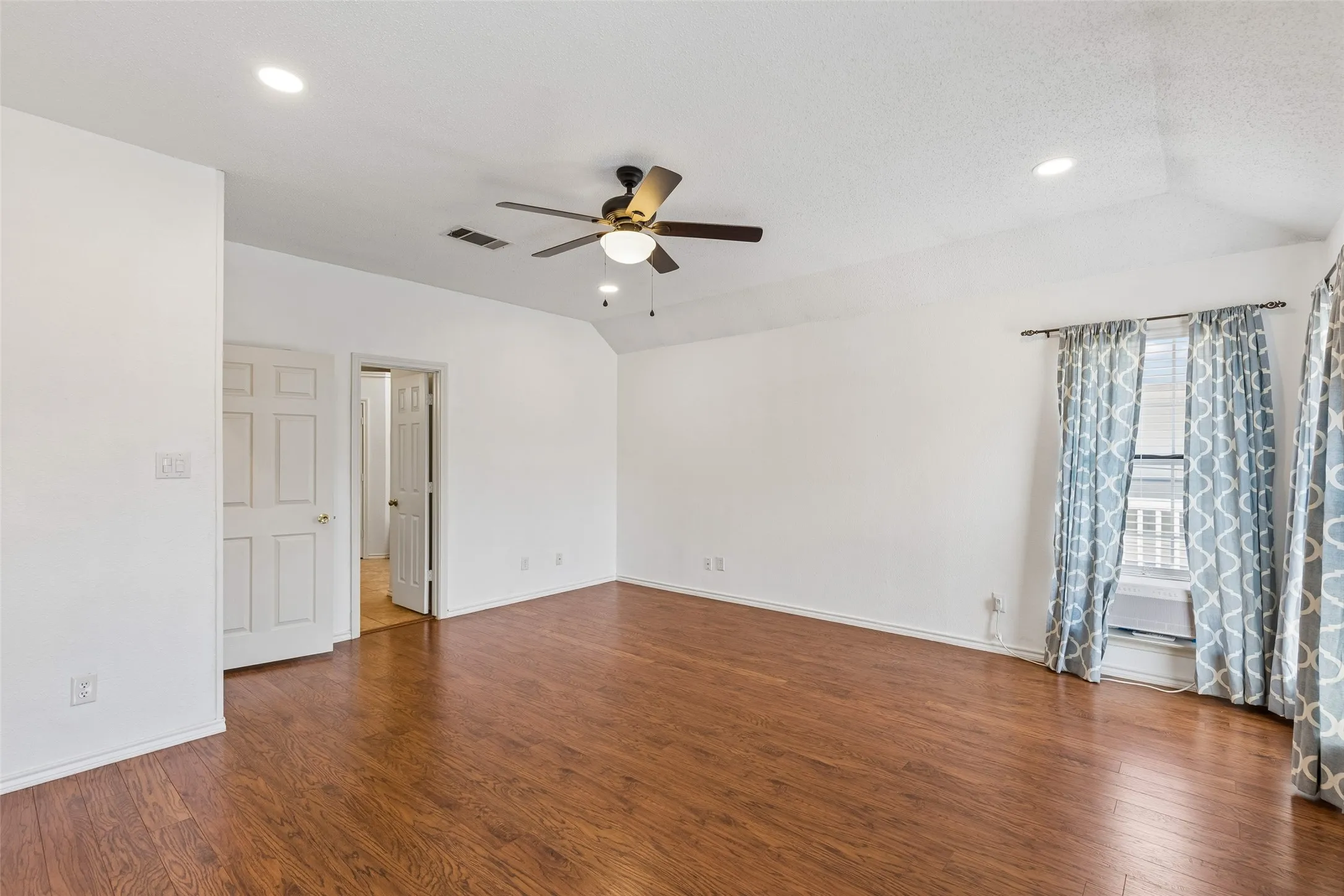 Single Family Residence For Sale in Dallas County , 2212 Meadowstone Drive, Carrollton, Texas 75006, 3 Bedroom, 3 Bathroom, 2 Garage spaces, 1,930 Sqft, built in 1992, mls#21277755, Real Estate Agent in Carrollton, Homes For Sale in Dallas county, Homes For Sale in Carrollton, Realtor in Carrollton Texas, Real Estate Brokerage Independent Realty Texas, Luminita Cordes Realtor