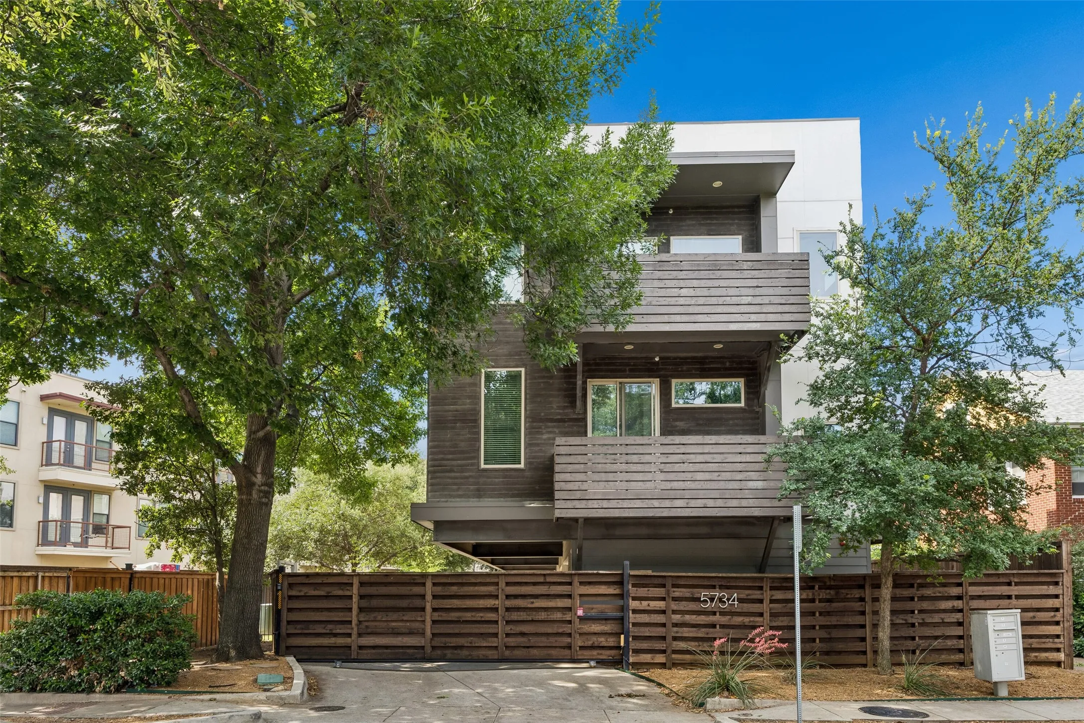 Condominium For Sale in Dallas County , 5734 Oram Street 102, Dallas, Texas 75206, 2 Bedroom, 3 Bathroom, 2 Garage spaces, 1,701 Sqft, built in 2017, mls#21282473, Real Estate Agent in Dallas, Homes For Sale in Dallas county, Homes For Sale in Dallas, Realtor in Dallas Texas, Real Estate Brokerage Independent Realty Texas, Luminita Cordes Realtor