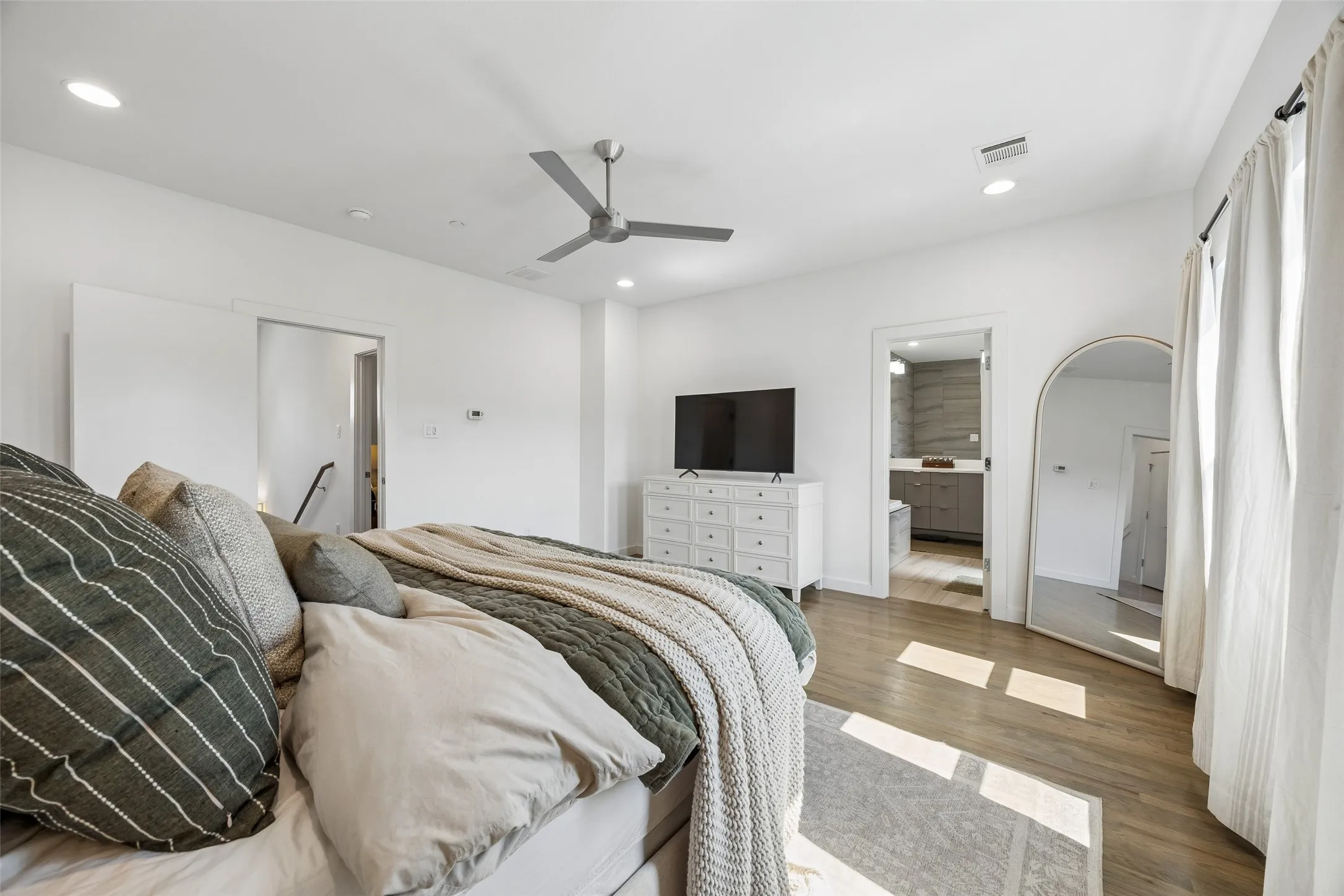 Condominium For Sale in Dallas County , 5734 Oram Street 102, Dallas, Texas 75206, 2 Bedroom, 3 Bathroom, 2 Garage spaces, 1,701 Sqft, built in 2017, mls#21282473, Real Estate Agent in Dallas, Homes For Sale in Dallas county, Homes For Sale in Dallas, Realtor in Dallas Texas, Real Estate Brokerage Independent Realty Texas, Luminita Cordes Realtor