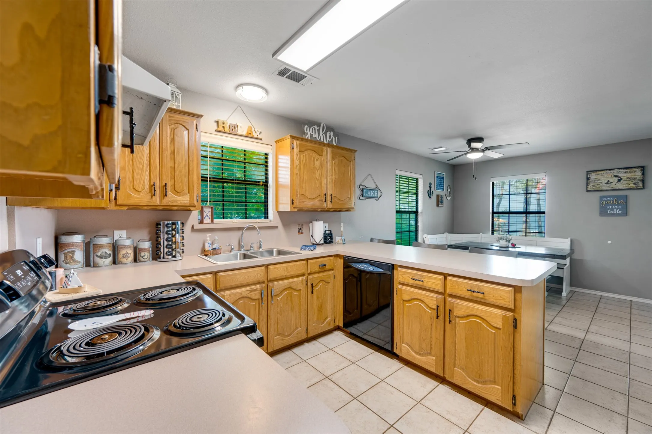 Single Family Residence For Sale in Henderson County , 4479 Sunrise Drive, Chandler, Texas 75758, 3 Bedrooms, 3 Bathrooms, Garage spaces, 1,602 Sqft, built in 1997, Price $449,000, mls#21282430, Real Estate Agent in Chandler, Homes For Sale in Henderson county, Homes For Sale in Chandler, Realtor in Chandler Texas, Real Estate Brokerage Independent Realty Texas, Luminita Cordes Realtor