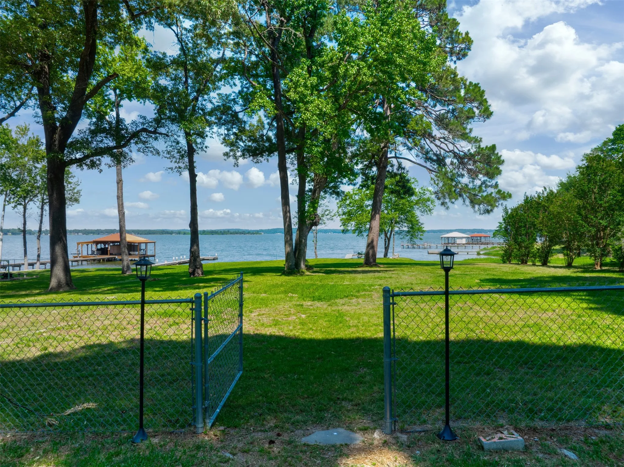 Single Family Residence For Sale in Henderson County , 4479 Sunrise Drive, Chandler, Texas 75758, 3 Bedrooms, 3 Bathrooms, Garage spaces, 1,602 Sqft, built in 1997, Price $449,000, mls#21282430, Real Estate Agent in Chandler, Homes For Sale in Henderson county, Homes For Sale in Chandler, Realtor in Chandler Texas, Real Estate Brokerage Independent Realty Texas, Luminita Cordes Realtor
