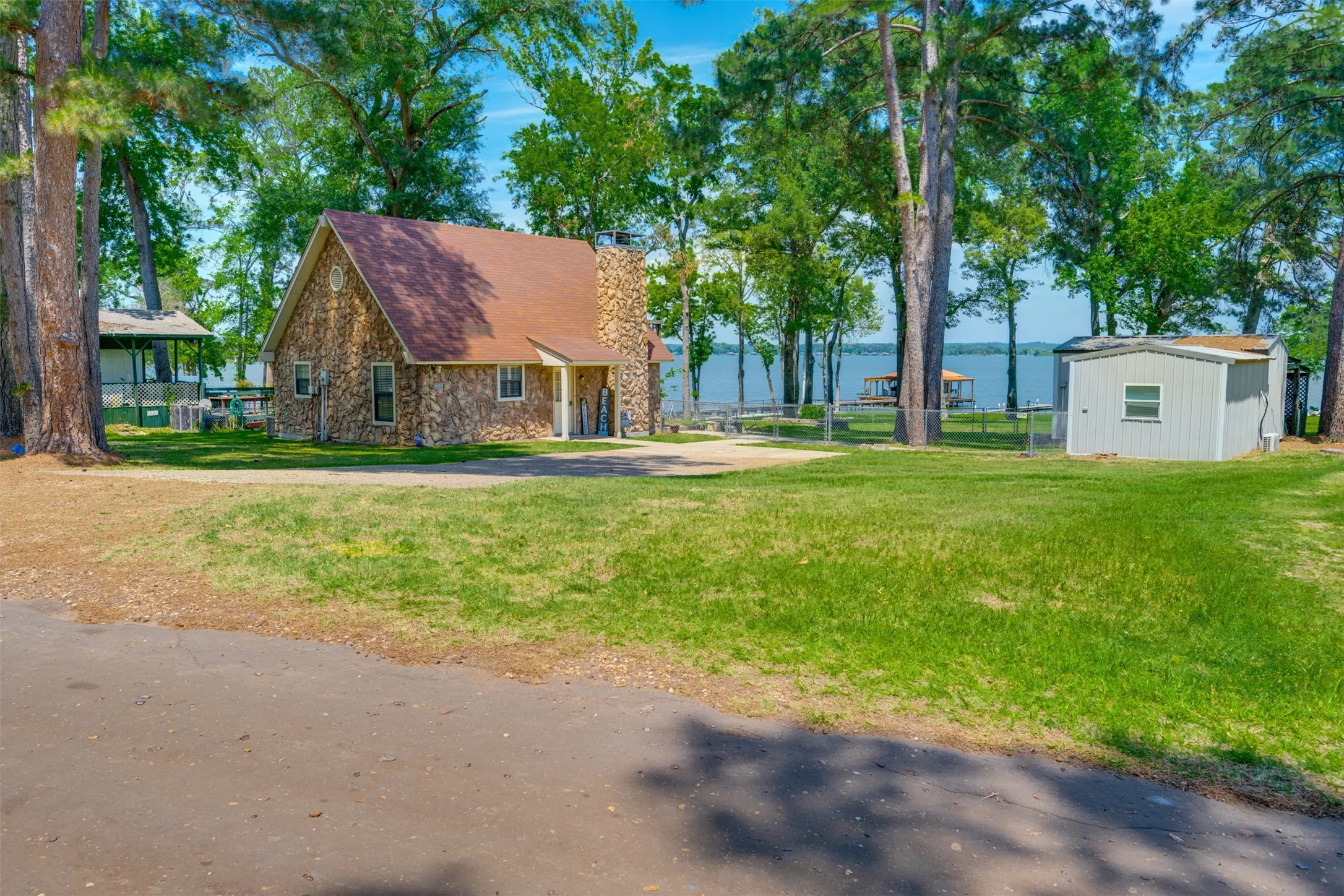 Single Family Residence For Sale in Henderson County , 4479 Sunrise Drive, Chandler, Texas 75758, 3 Bedrooms, 3 Bathrooms, Garage spaces, 1,602 Sqft, built in 1997, Price $449,000, mls#21282430, Real Estate Agent in Chandler, Homes For Sale in Henderson county, Homes For Sale in Chandler, Realtor in Chandler Texas, Real Estate Brokerage Independent Realty Texas, Luminita Cordes Realtor