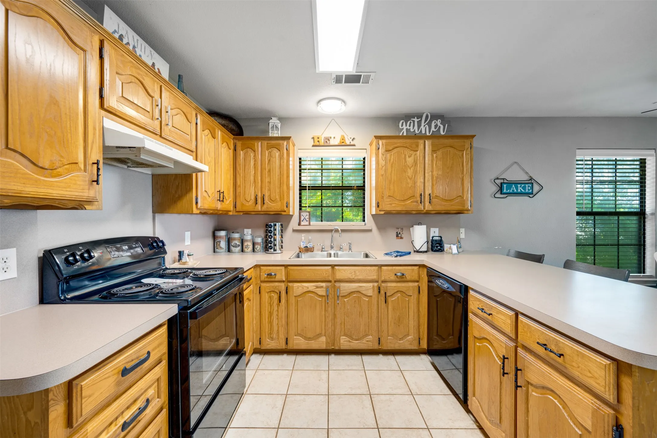 Single Family Residence For Sale in Henderson County , 4479 Sunrise Drive, Chandler, Texas 75758, 3 Bedrooms, 3 Bathrooms, Garage spaces, 1,602 Sqft, built in 1997, Price $449,000, mls#21282430, Real Estate Agent in Chandler, Homes For Sale in Henderson county, Homes For Sale in Chandler, Realtor in Chandler Texas, Real Estate Brokerage Independent Realty Texas, Luminita Cordes Realtor