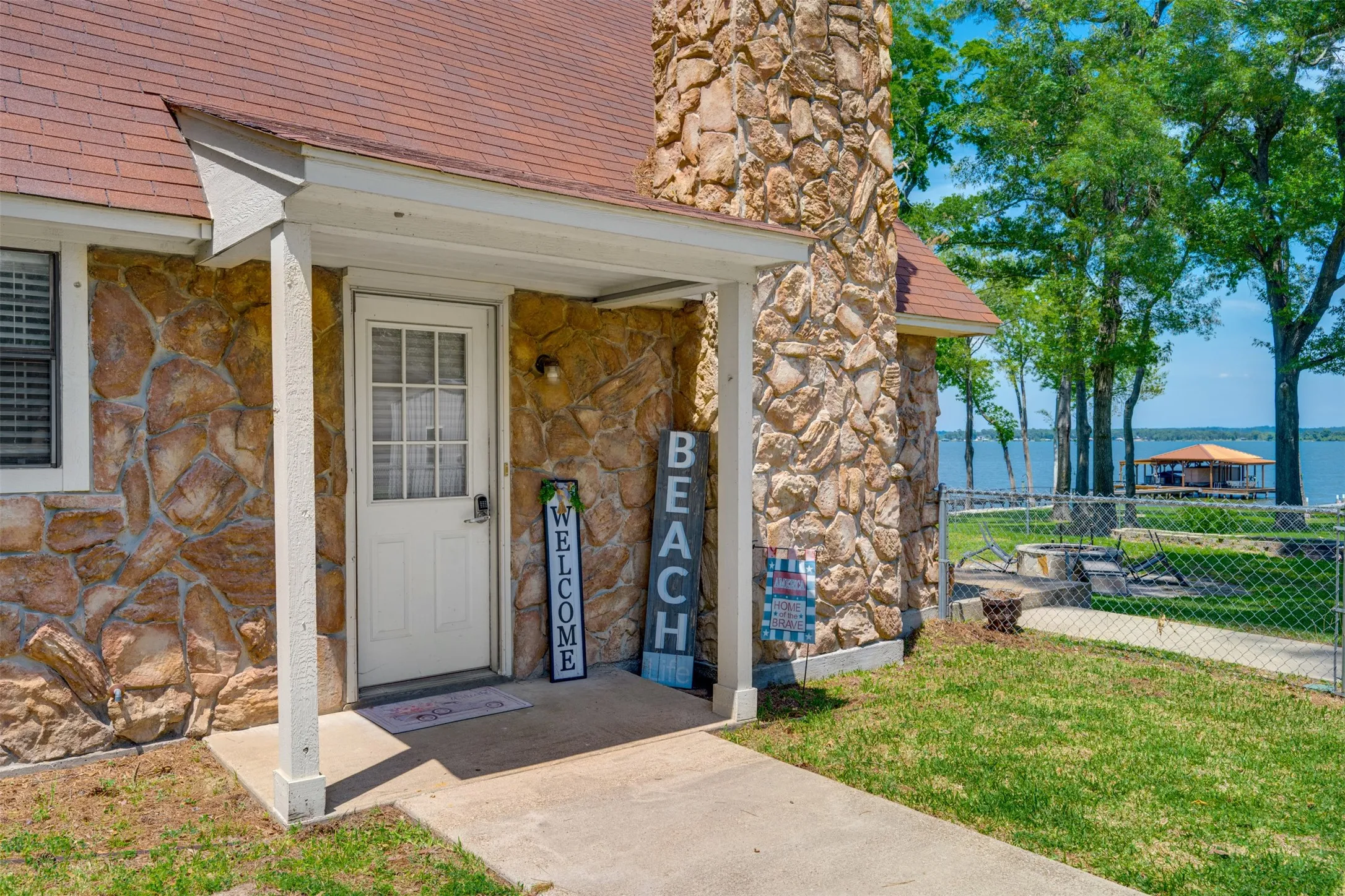 Single Family Residence For Sale in Henderson County , 4479 Sunrise Drive, Chandler, Texas 75758, 3 Bedrooms, 3 Bathrooms, Garage spaces, 1,602 Sqft, built in 1997, Price $449,000, mls#21282430, Real Estate Agent in Chandler, Homes For Sale in Henderson county, Homes For Sale in Chandler, Realtor in Chandler Texas, Real Estate Brokerage Independent Realty Texas, Luminita Cordes Realtor