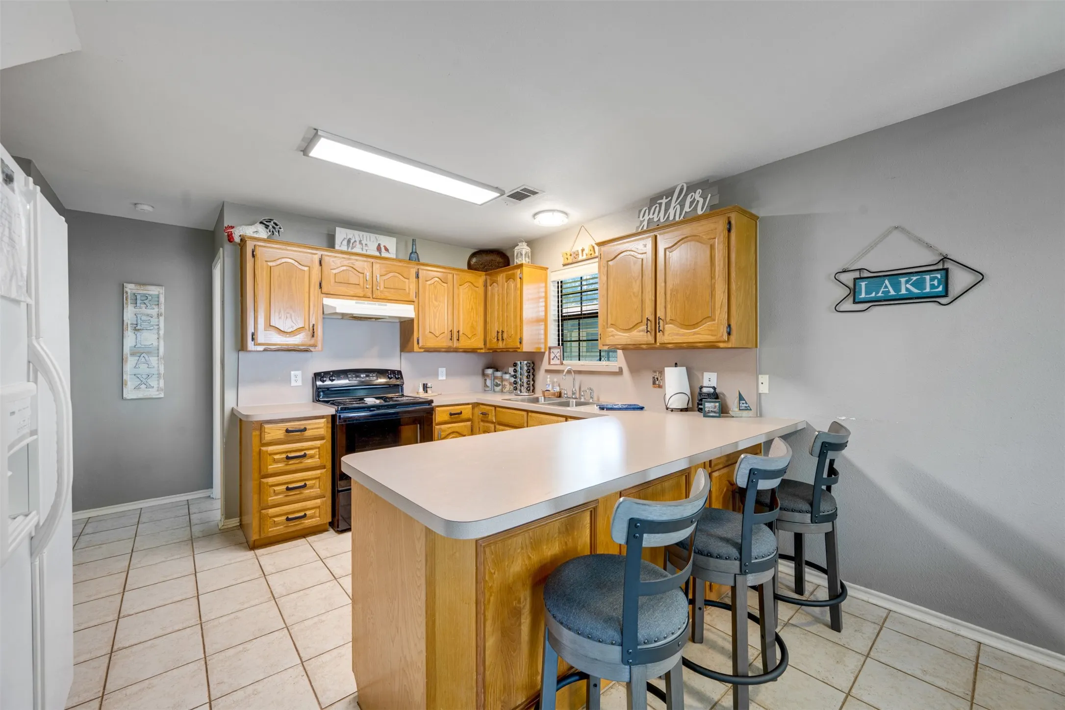 Single Family Residence For Sale in Henderson County , 4479 Sunrise Drive, Chandler, Texas 75758, 3 Bedrooms, 3 Bathrooms, Garage spaces, 1,602 Sqft, built in 1997, Price $449,000, mls#21282430, Real Estate Agent in Chandler, Homes For Sale in Henderson county, Homes For Sale in Chandler, Realtor in Chandler Texas, Real Estate Brokerage Independent Realty Texas, Luminita Cordes Realtor
