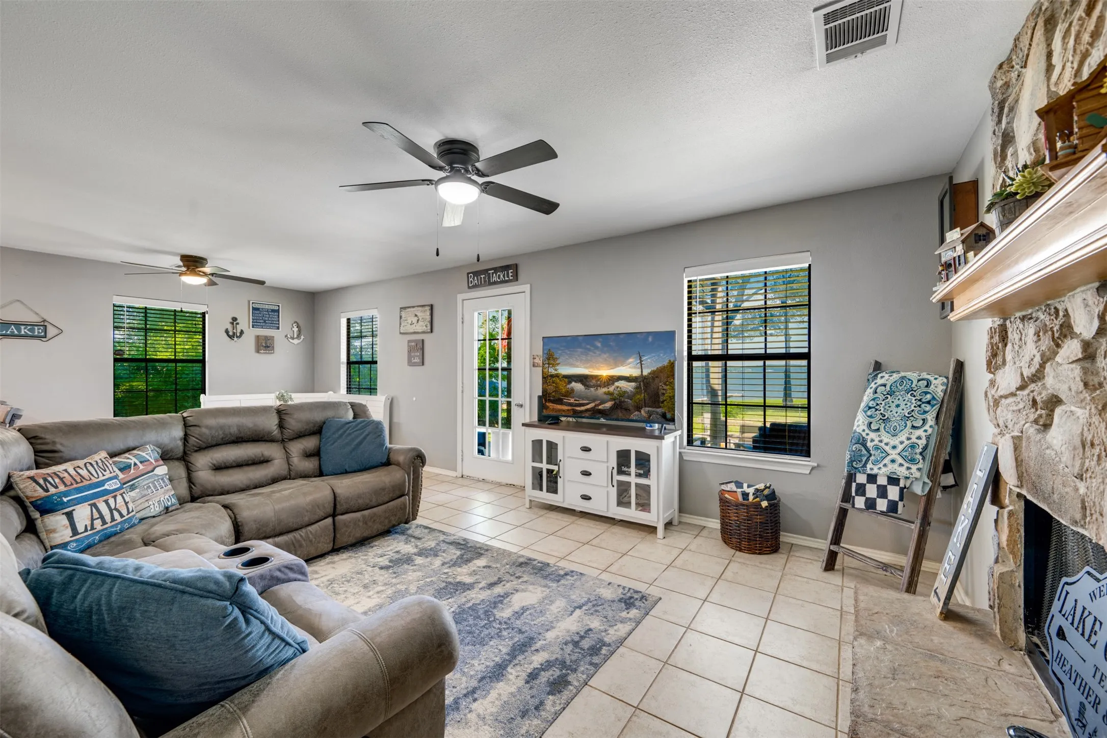Single Family Residence For Sale in Henderson County , 4479 Sunrise Drive, Chandler, Texas 75758, 3 Bedrooms, 3 Bathrooms, Garage spaces, 1,602 Sqft, built in 1997, Price $449,000, mls#21282430, Real Estate Agent in Chandler, Homes For Sale in Henderson county, Homes For Sale in Chandler, Realtor in Chandler Texas, Real Estate Brokerage Independent Realty Texas, Luminita Cordes Realtor