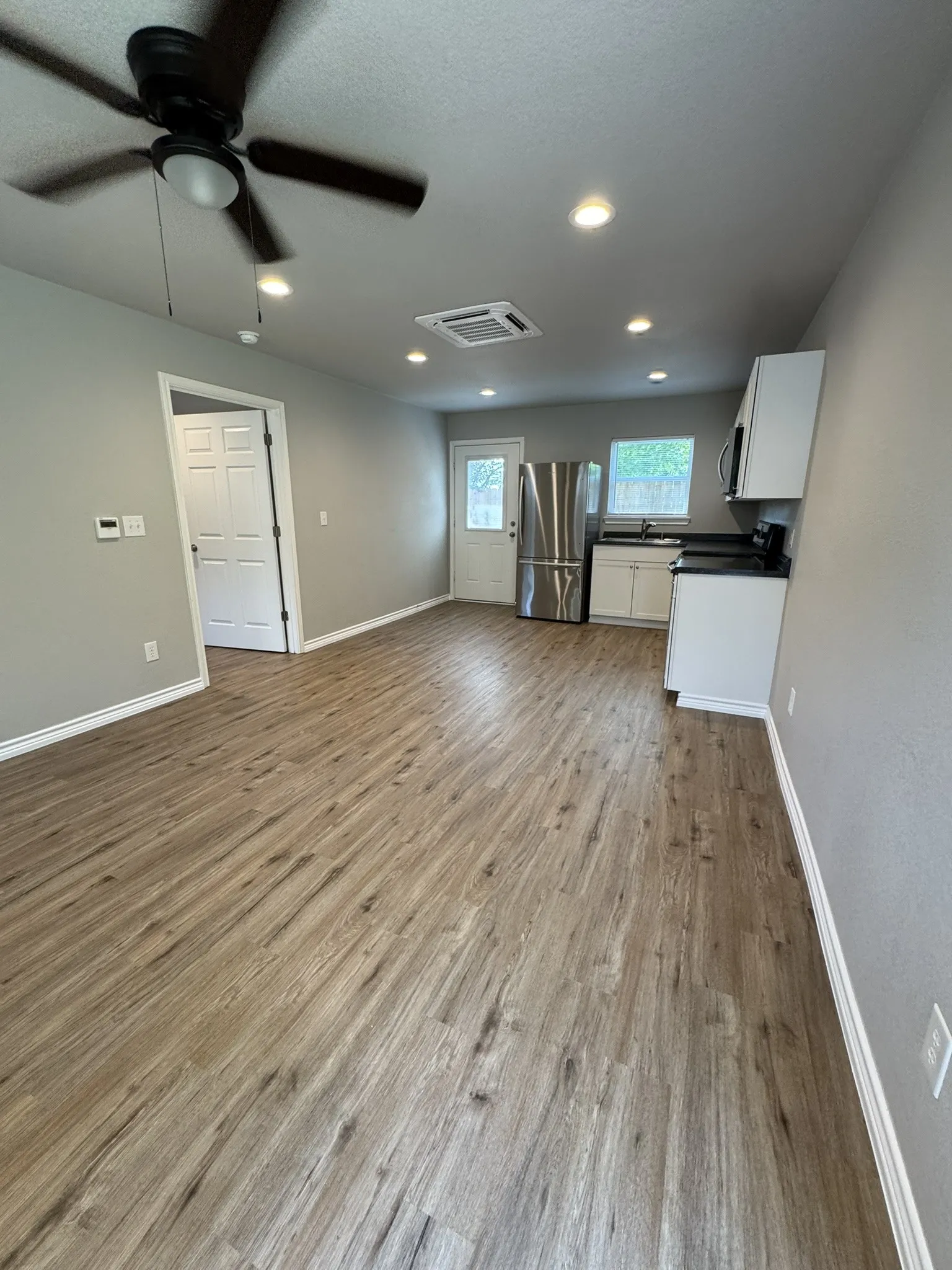 Single Family Residence For Rent in Parker County , 320 W 6th Street, Weatherford, Texas 76086, 1 Bedroom, 1 Bathroom, Garage spaces, 528 Sqft, built in 1958, mls#21281877, Real Estate Agent in Weatherford, Homes For Rent in Parker county, Homes For Rent in Weatherford, Realtor in Weatherford Texas, Real Estate Brokerage Independent Realty Texas, Luminita Cordes Realtor